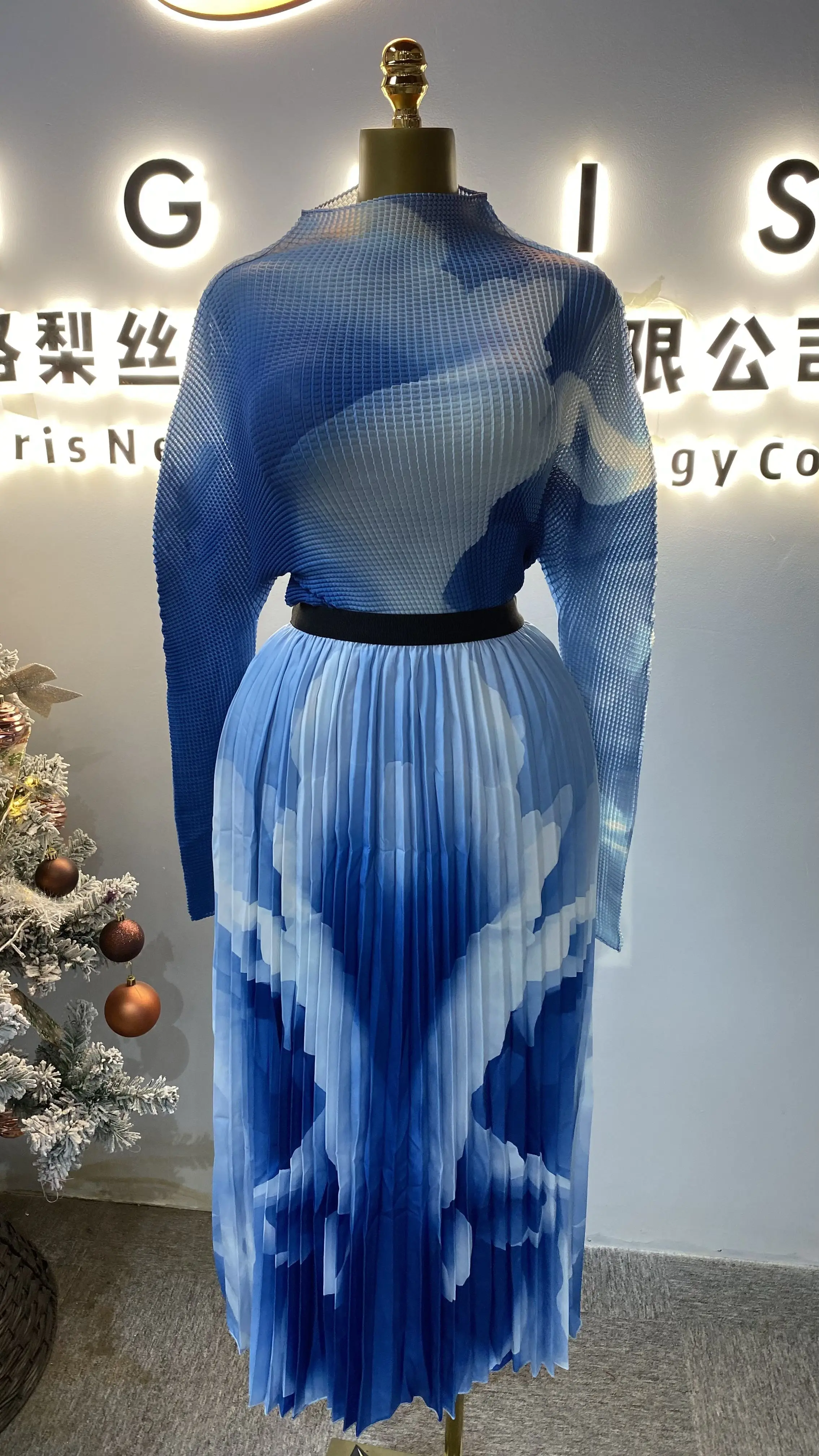 

New two-piece women's outfit: a sophisticated, elegant long-sleeved pleated skirt + a high-waisted pleated skirt.-GZXX033