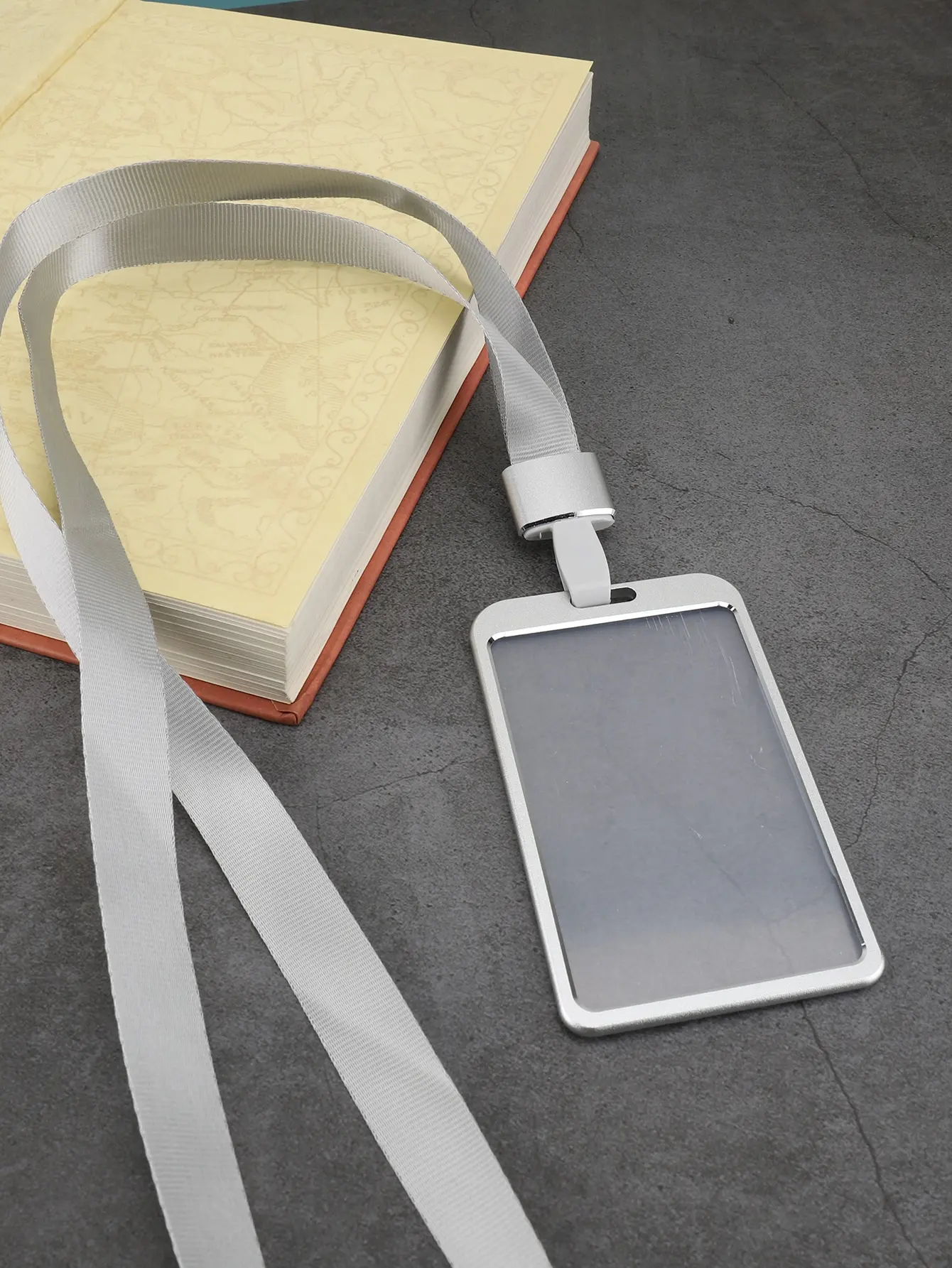 Stilvoller Ausweishalter aus Aluminiumlegierung – mit Umhängeband, Clip für Studentenausweise, Bürobedarf, tragbare Kartenaufbewahrung – Detail 4