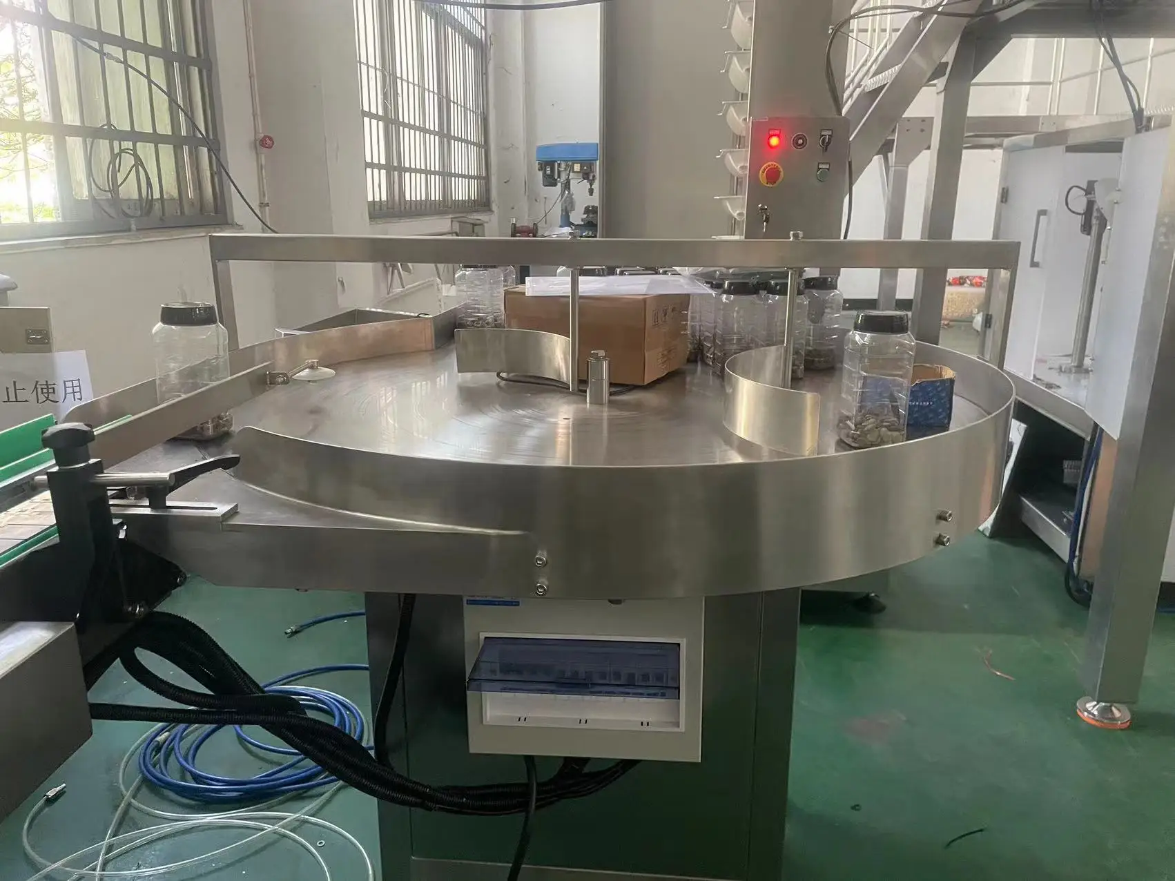 جرة بلاستيكية مستديرة من الورق الزجاجي/آلة فرز زجاجات طاولة الرضاعة الدوارة لخط الإنتاج