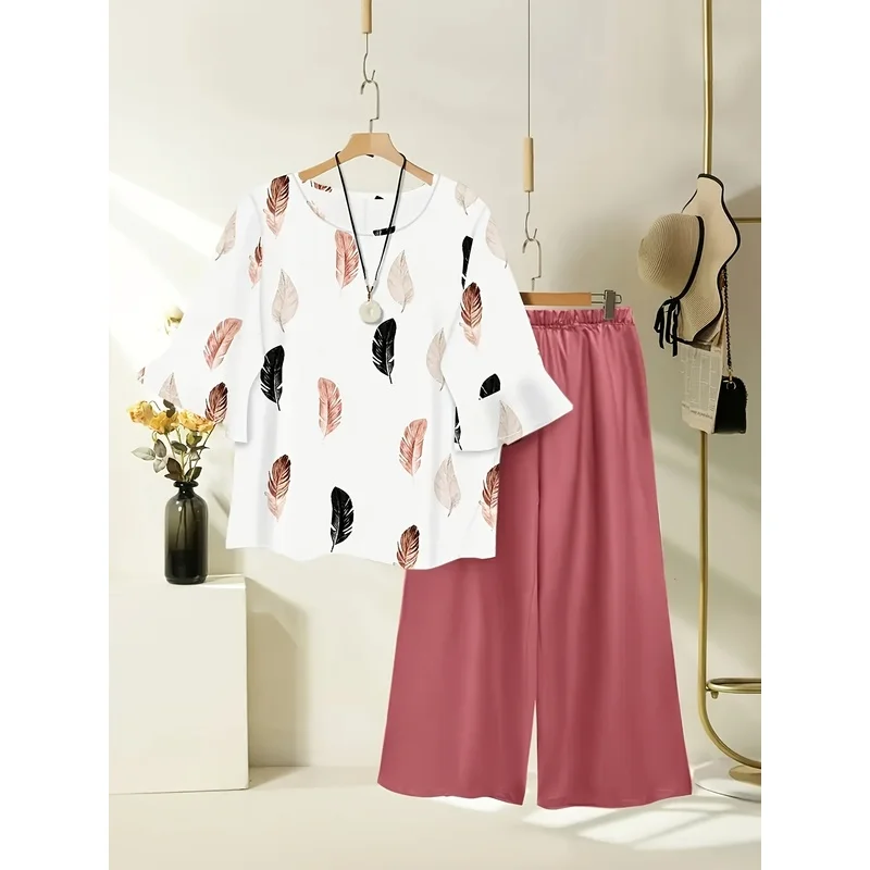 

Женский комплект больших размеров: блузка-манжета с принтом перьев и рюшами по подолу в сочетании с однотонными широкими брюками. Элегантный повседневный стиль.