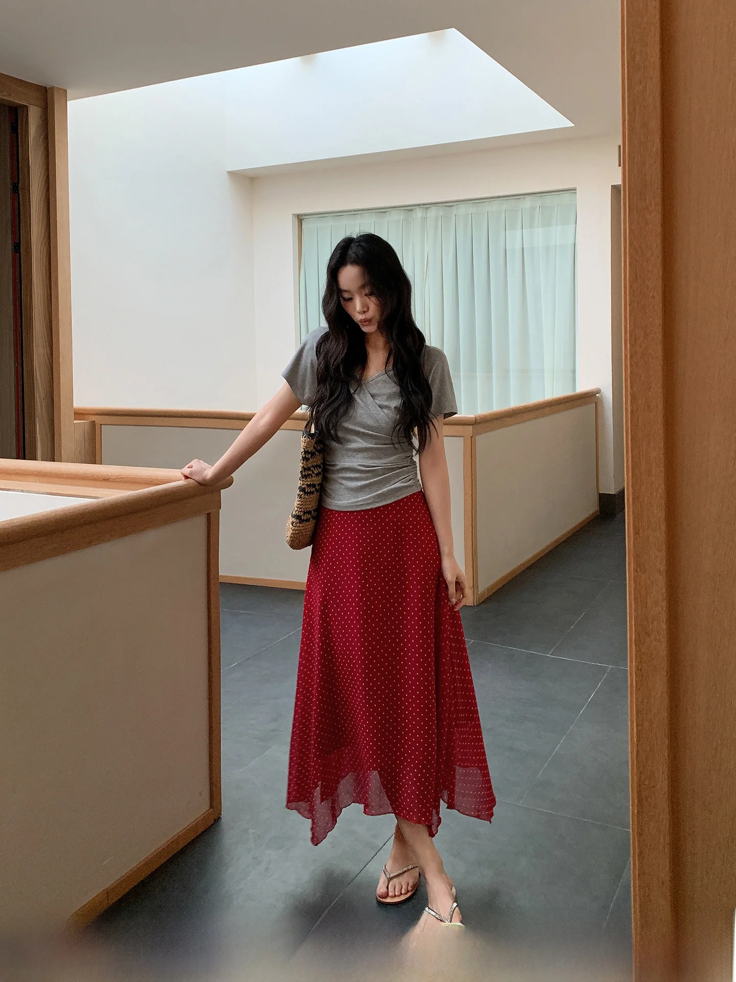 

Элегантное летнее платье с красной подошвой, белыми горошками, шифоновое, с вырезом халтер, расклешенная юбка, завышенная талия, А-силуэт, коллекция 2026