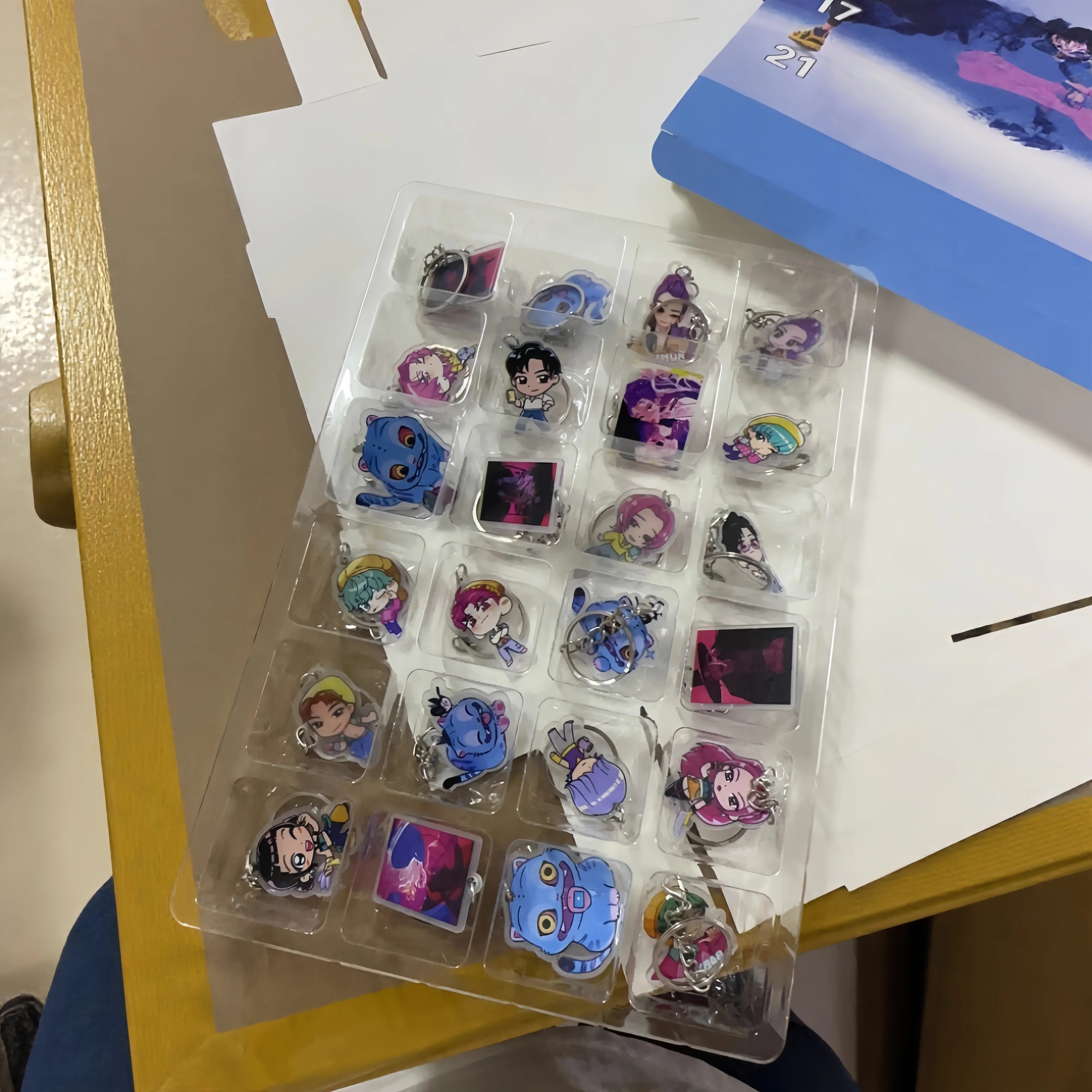 2025 جديد Kpop شيطان الصيادين سلسلة تقويم القدوم هدايا عيد الميلاد 24 يوما العد التنازلي التقويم مضحك هدية الأطفال حفلة عيد ميلاد