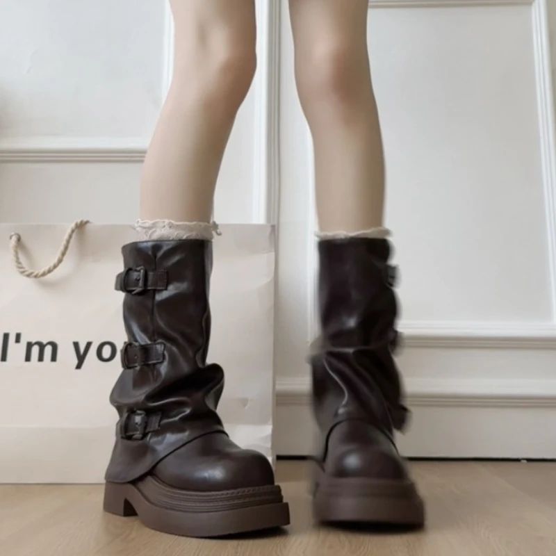 

Модные винтажные женские плиссированные ботинки-дудочки, дизайнерская обувь на толстом каблуке, осенне-зимние женские ботильоны до середины икры с пряжкой на ремне