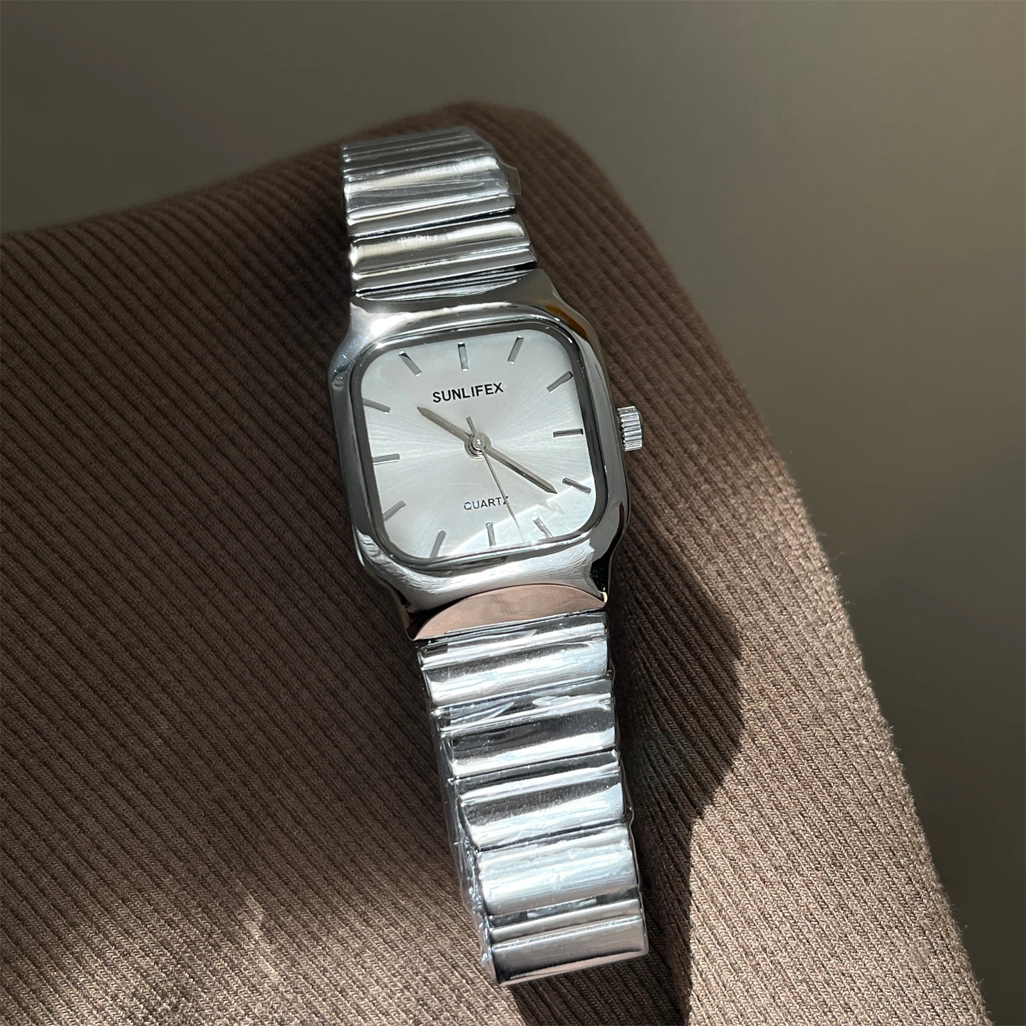 다재다능한 중세풍 여성용 사각형 니치 고급 쿼츠 소형 사각 시계