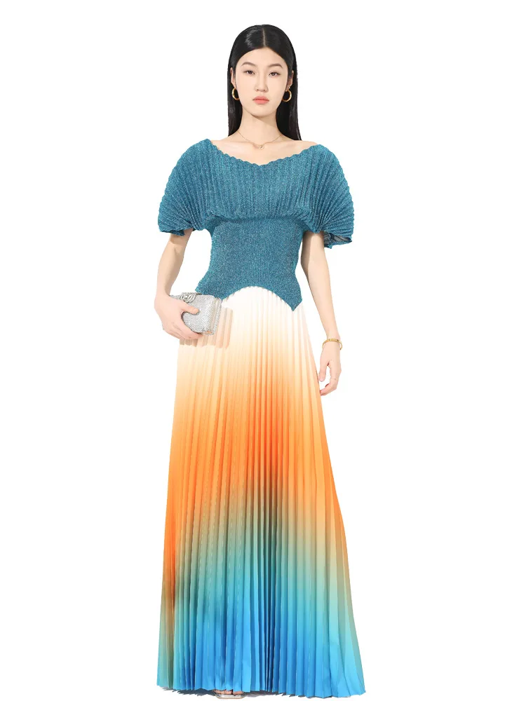 MIYAKE Rimpelset voor dames met een slim fit en een glanzende top met korte mouwen. Geplooide rok met hoge taille en kleurverloop [ 20252026