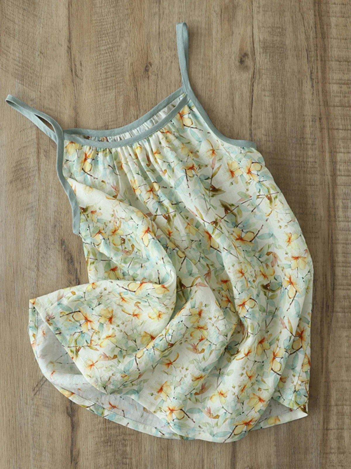 レトロな花柄麻素材トップス レディース ゆったり カジュアル インナーウェア 夏 2025 通勤 スタイル レギュラー丈 植物柄プリント