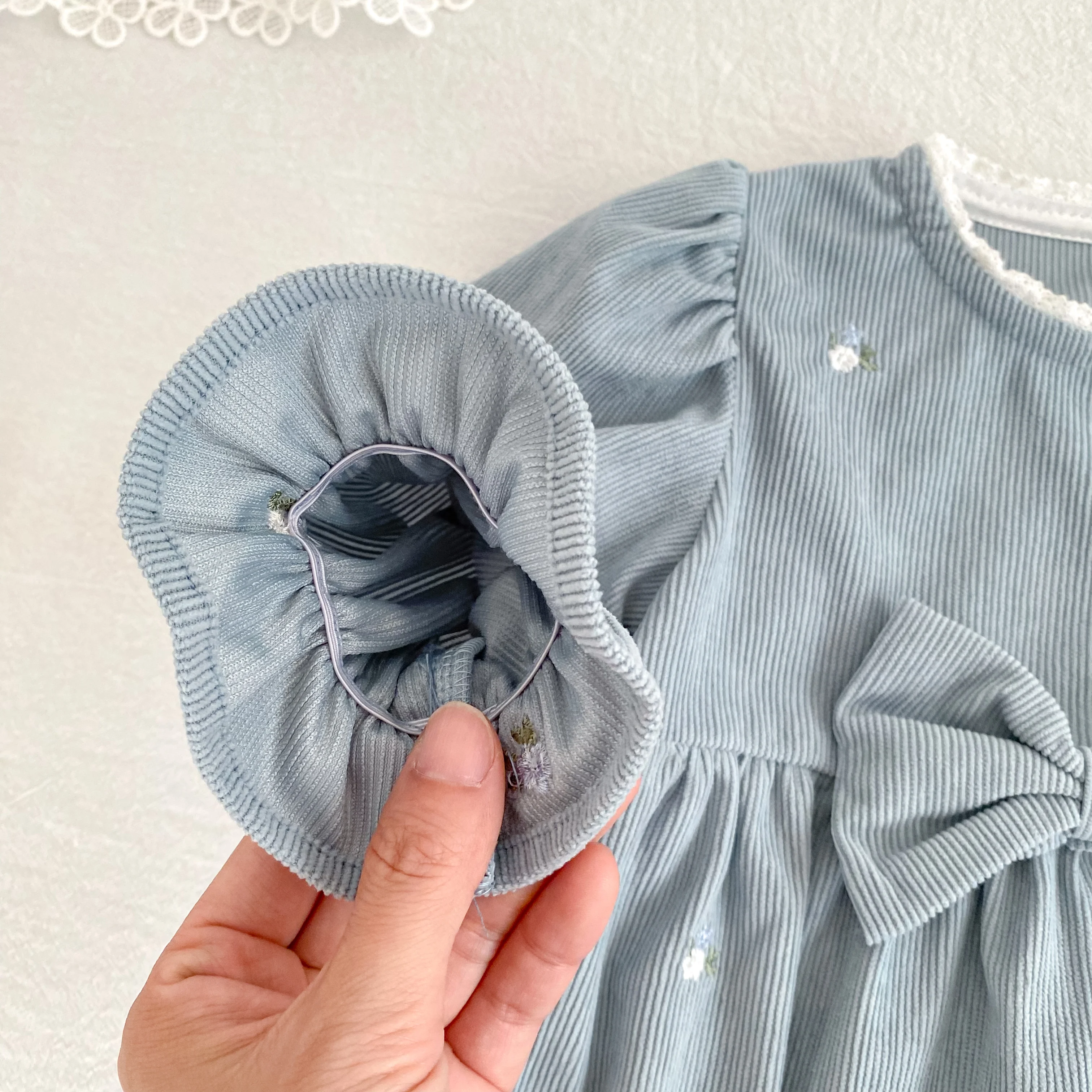 Baby-Strampler aus Cord mit langen Ärmeln, Blumenstickerei, großer Schleife und Rüschenbesatz, Neugeborenen-Bodysuit, Herbst-Babykleidung, 0-24 Monate – Detail 10
