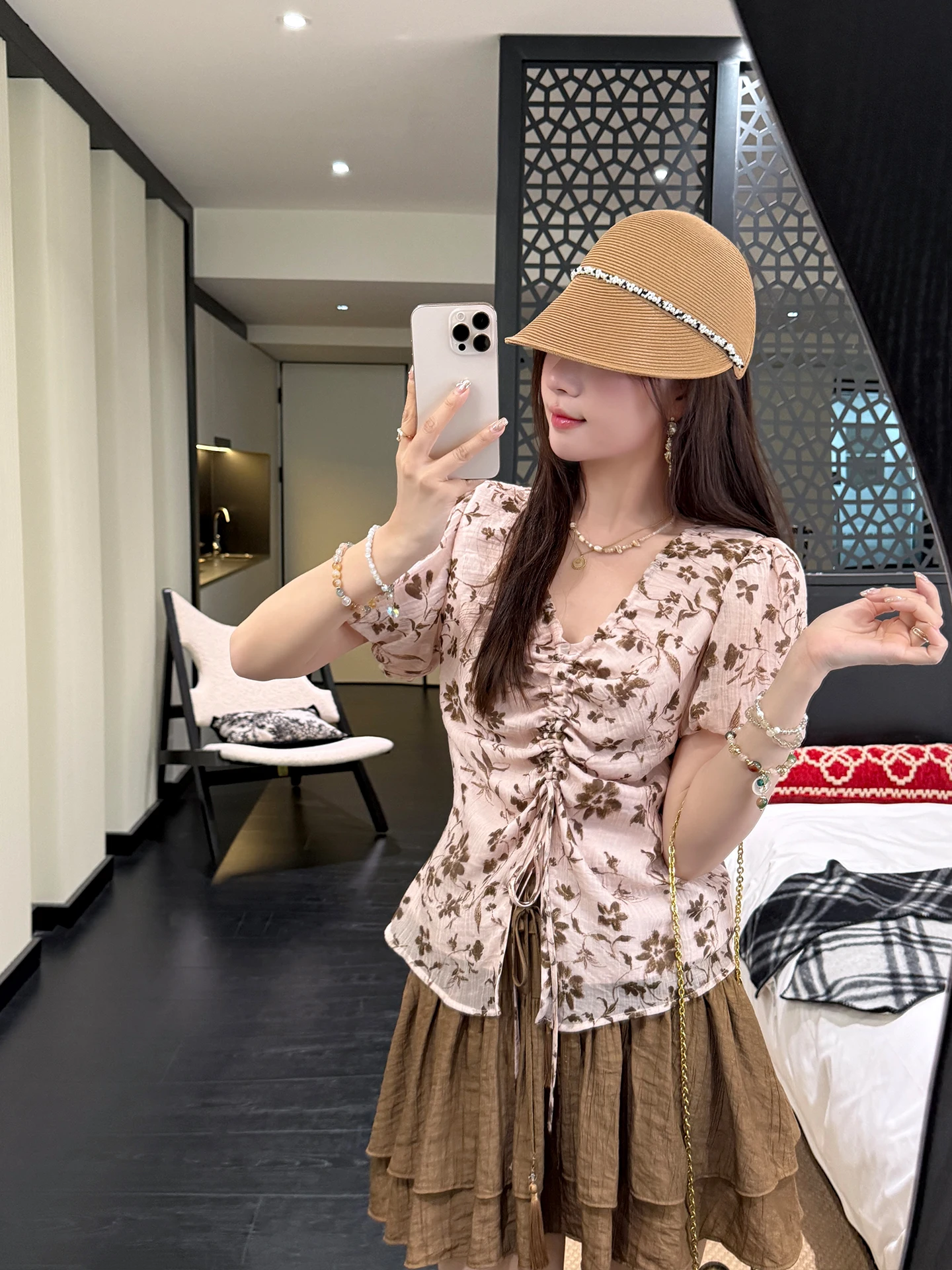 

Летний топ Zhang ei Summer Bell Whispers Lazy Daily с розово-коричневым принтом, плиссированный, короткий, в корейском стиле, свободного кроя, с V-образным вырезом