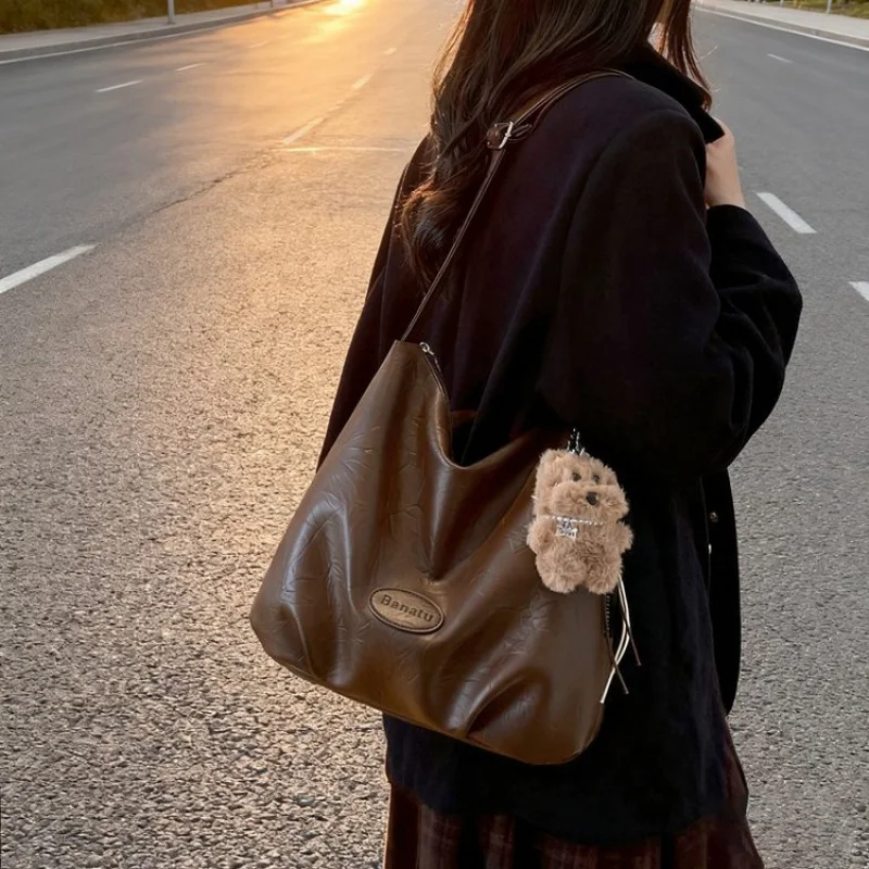 Tas Selempang Wanita Premium Berbahan Kulit Bermotif Bulan Menampilkan Tampilan Kasual Vintage Uruguay yang Rapi dan Ringan ​