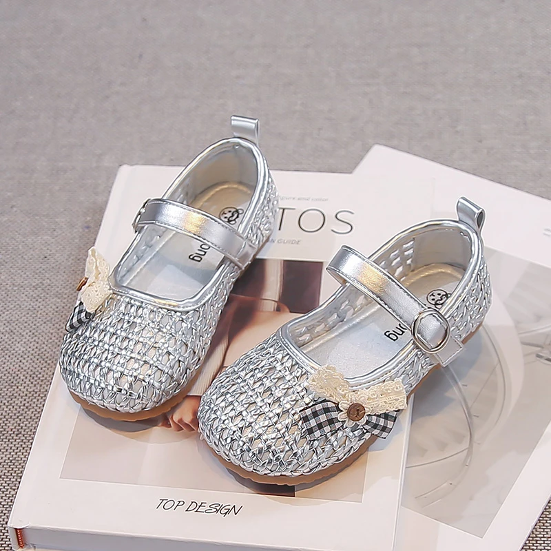 Girls Princess Shoes Hollowed-out Sweet Bows Kids Sandals Versatile Soft Sole 2026 Summer New Children Beach Shoes Korean Style