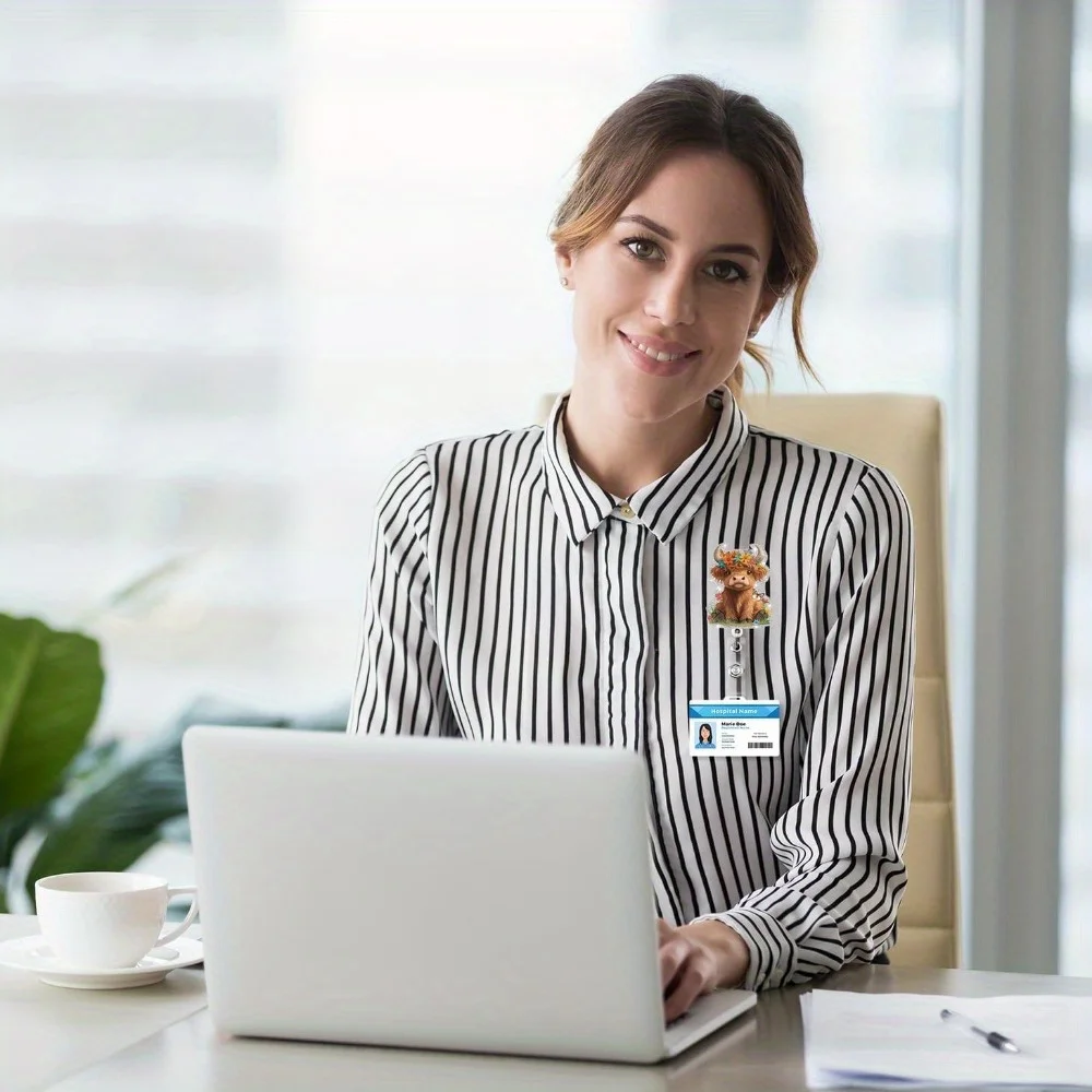 بكرة شارة بقرة المرتفعات. مشبك معرف لطيف وقابل للسحب للممرضات والأطباء والمعلمين والطلاب.