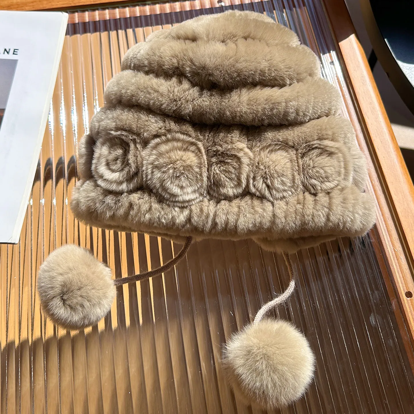 Echte Rex-Kaninchenfell-Mütze mit Blume, Winter-Herbst-Warmmütze, Bommel, flauschiger Ball, Ohrenschutz, niedliche Kopfbedeckung – Detail 6