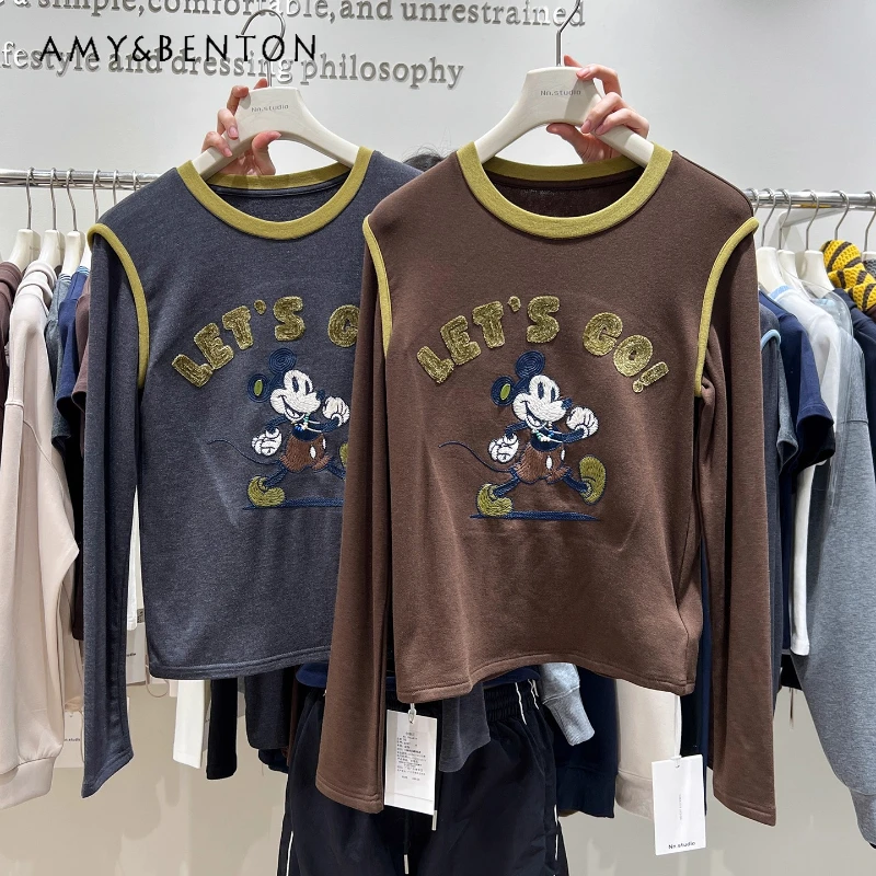 

Матовая футболка с длинными рукавами, женская осень-зима 2025 года, модная облегающая рубашка с мультяшной вышивкой, уменьшающая возраст, топ