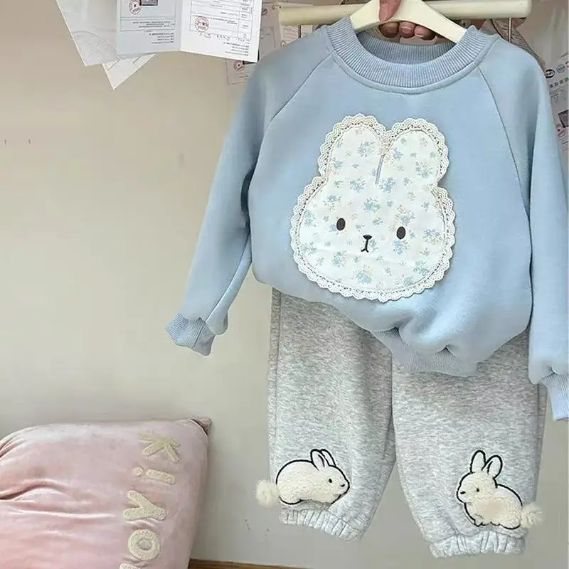 

Зимний детский комплект одежды из 2 предметов для девочек, утепленный детский свитшот с принтом кролика, костюм, свободный флисовый брючный наряд с мультяшным краем