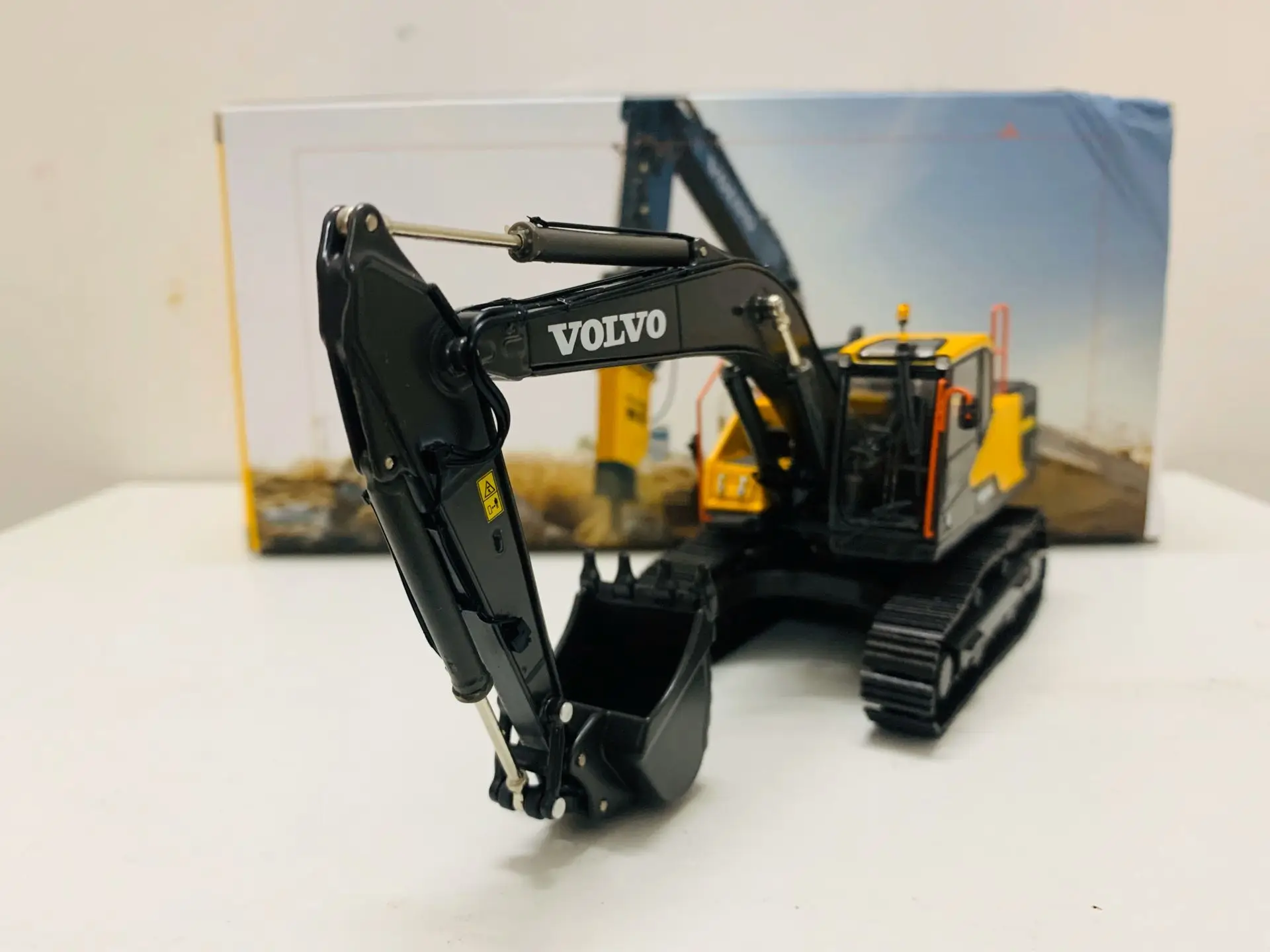 EC220E Crawler Excavator 1/50 Scale DieCast Engineering Machinery Model New Box