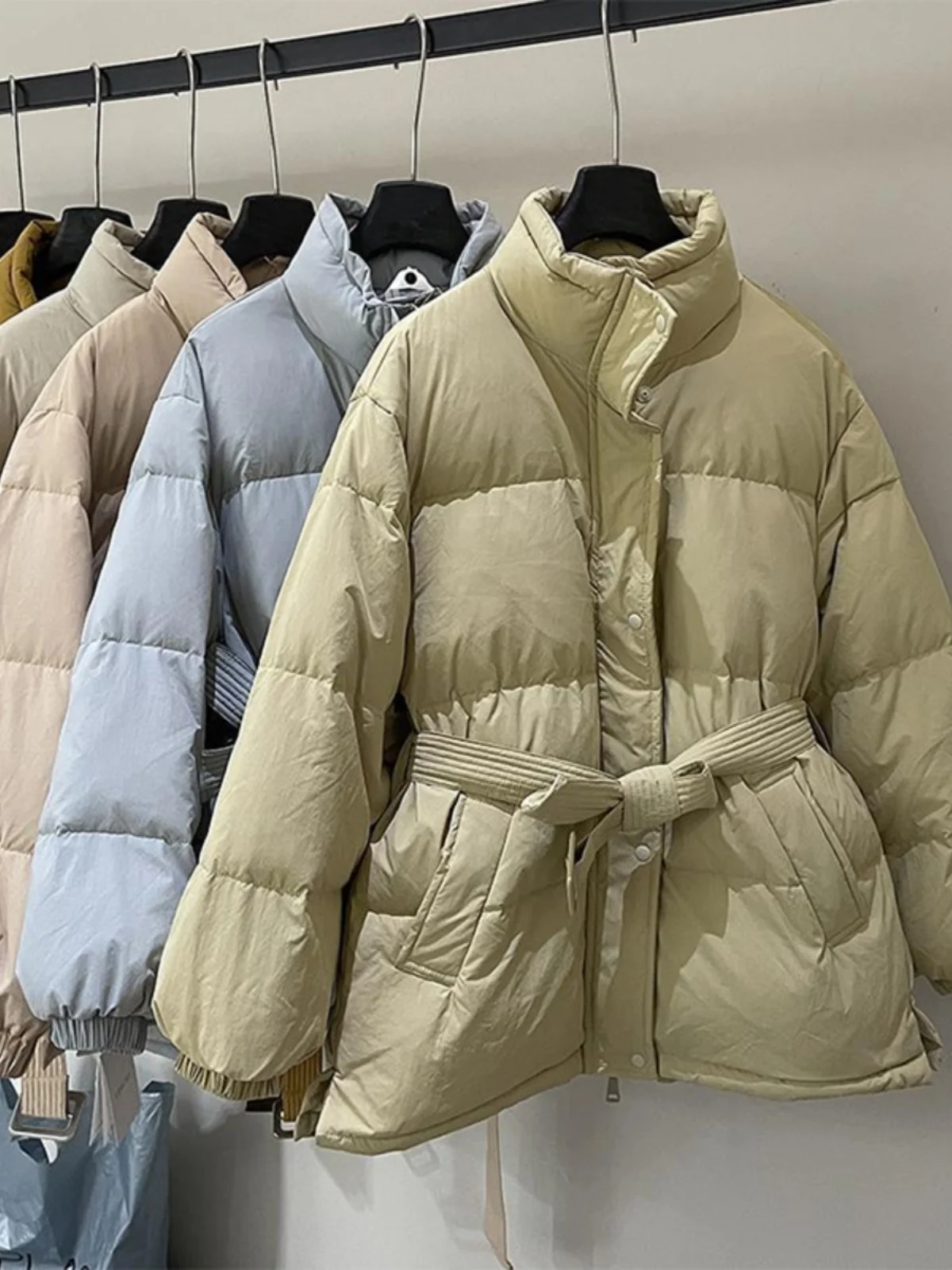 

Новая зимняя женская утепленная куртка в корейском стиле, свободная теплая куртка с воротником-стойкой и поясом, приталенное пальто с длинными рукавами