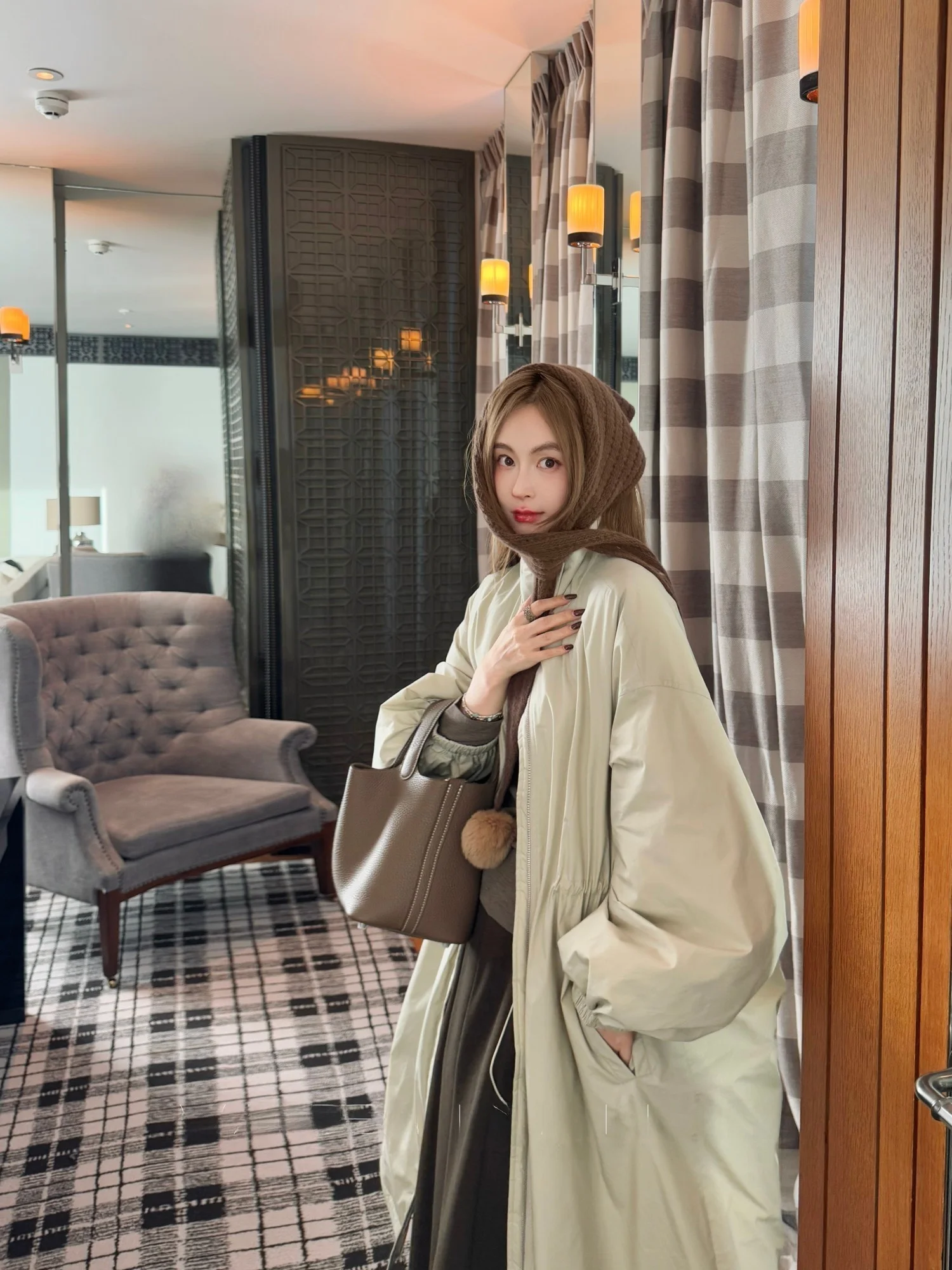 

Стильная длинная женская куртка-пуховик для города: ветрозащитная, теплая, универсальная верхняя одежда из стеганой полиэстеровой ткани с 90% белым утиным пухом