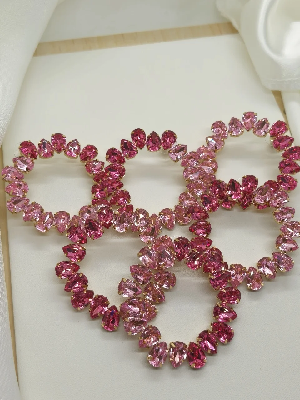 

Popular Fashion Pink Crystal Ear Hoop Round Circle Big Earrings For Women Hot Pink Huggie Earring Cheap Steel Statement Jewelry