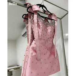 Bella Baby Pink Mini Satin Prom Dresses Short Beaded vestidos de fiesta Dostosowana suknia wieczorowa bez rękawów z kokardą i brokatem