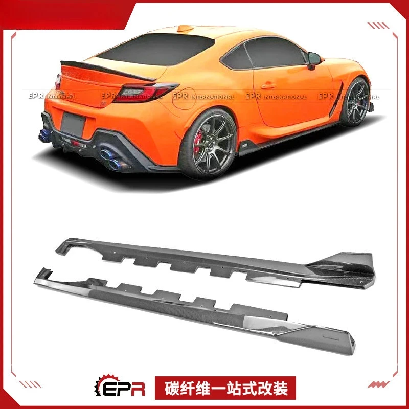 

Для Subaru BRZ ZN8 — карбоновые боковые юбки в стиле TOM'S, небольшой объемный спойлер нижнего тела
