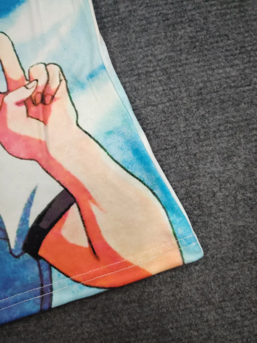 Un dulce chaleco de mujer con estampado retro para un look encantador y una camisola sexy picante para una declaración de estilo audaz