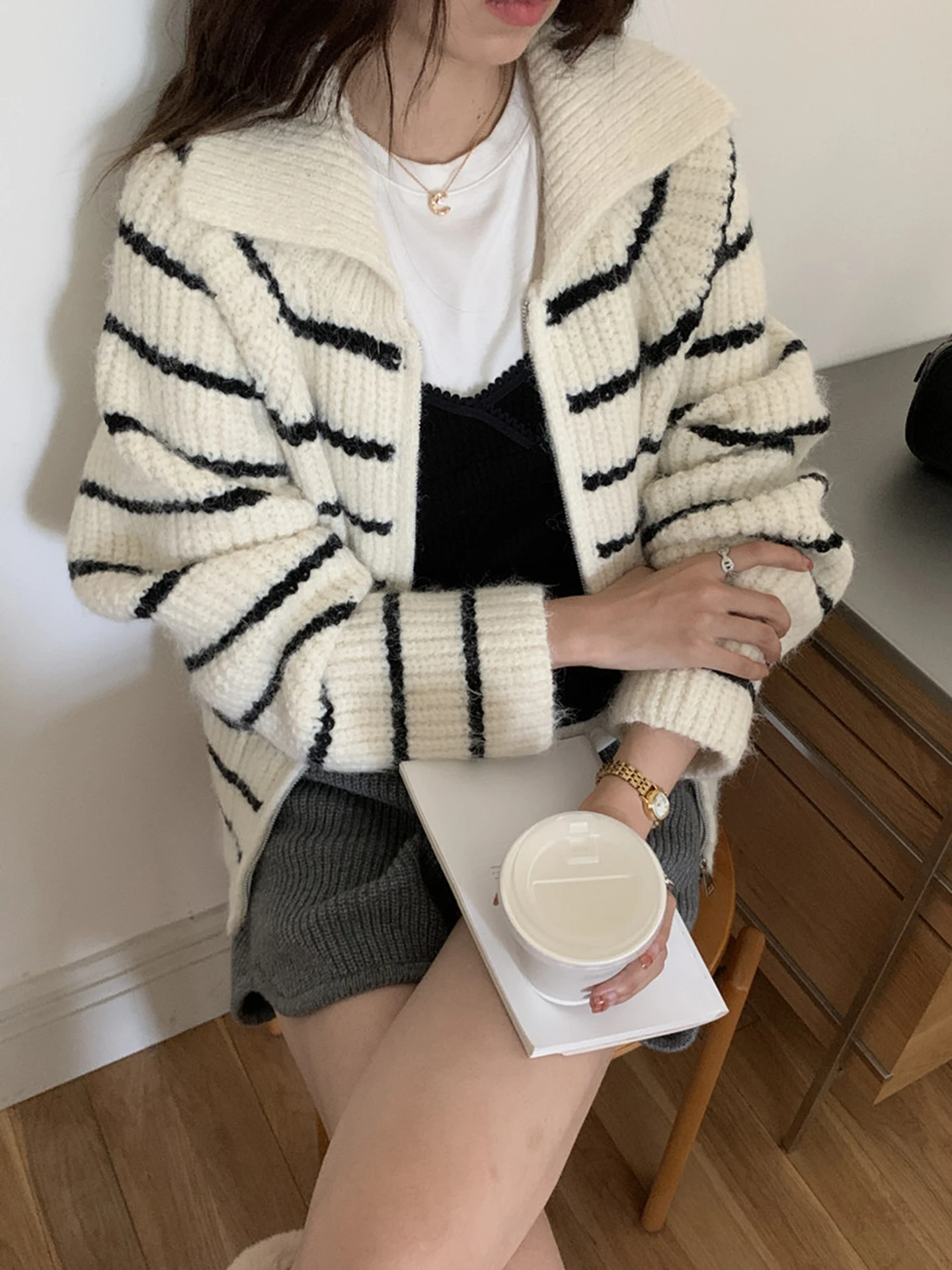 

Thiened Stripe Knitted Sweater Coat Women's Loose Long Sve Open Cardigan Top for Autumn Winter Casual Faion French Sle