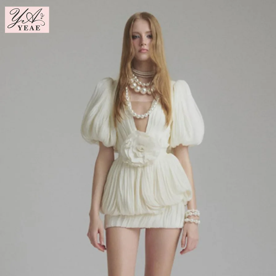 

Amazon Runway Dress 2025 — переливающееся многоярусное платье с V-образным вырезом, 3D-цветочным принтом и пышными рукавами