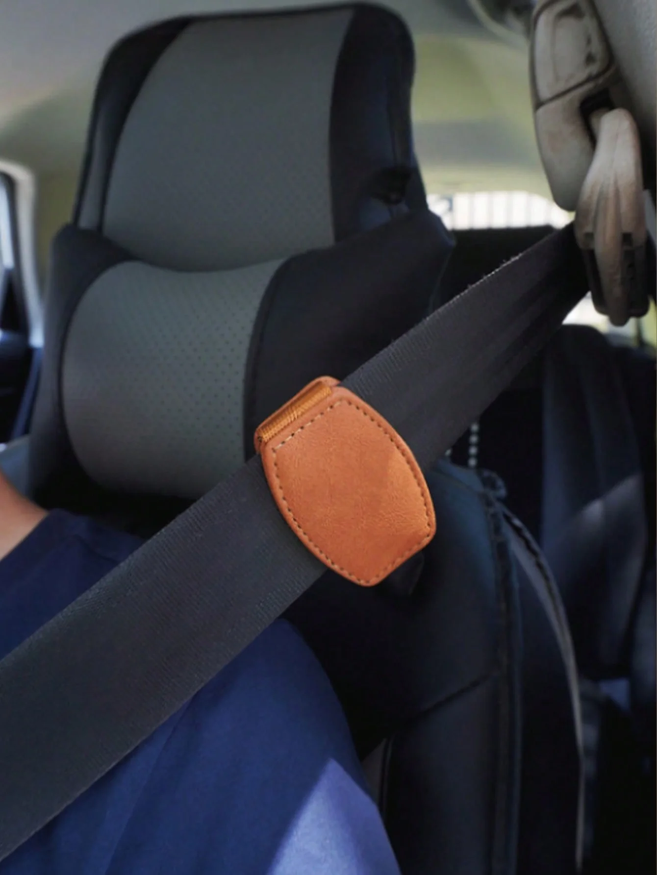 أداة ضبط حزام الأمان المغناطيسية - نسيج الكانتارا الناعم، تصميم غير قابل للانزلاق، حامل مغناطيسي قوي - يقلل من الضغط، ويعزز الراحة،