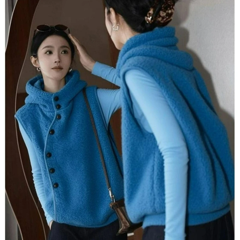 

2026 Зимний новый модный модный комплект из флиса добавляет ощущение изысканности, теплый элегантный синий жилет из овечьей кожи для женщин