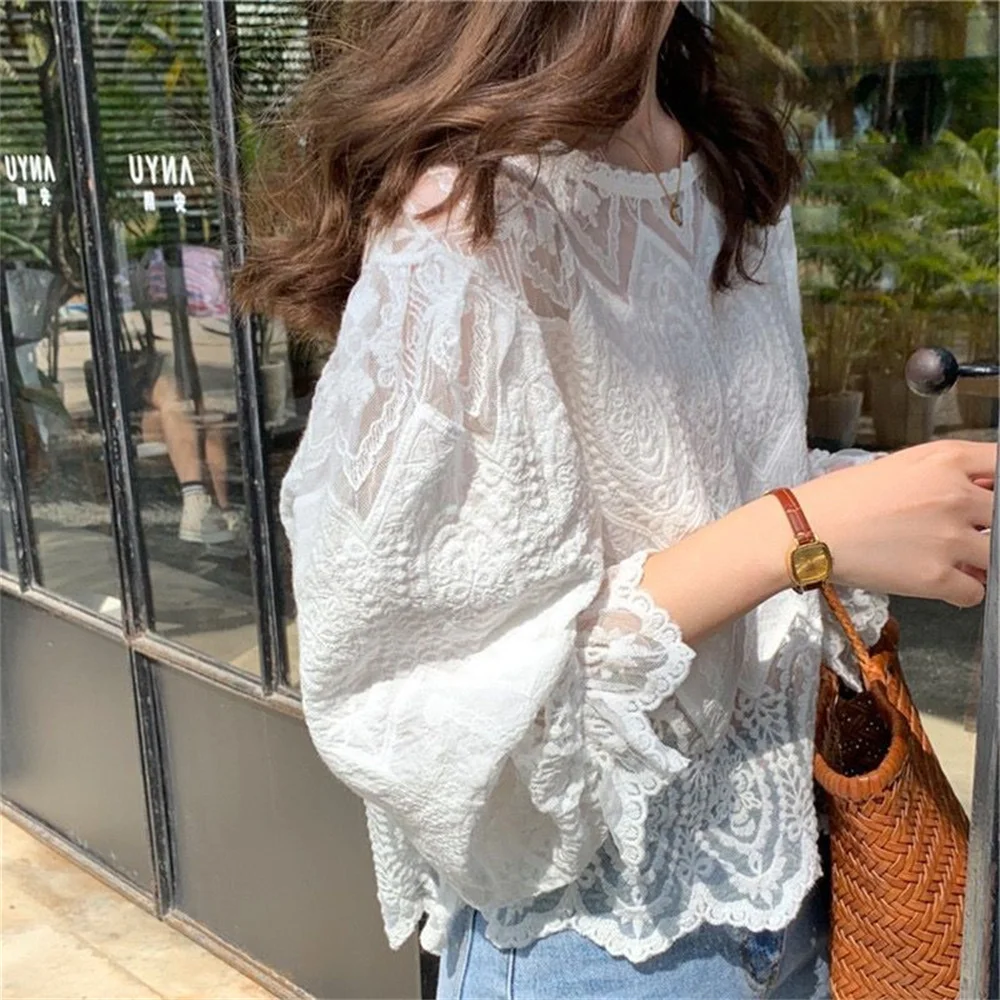 Camicetta estiva stile francese Top da donna all'uncinetto 2025 Nuovo scava fuori manica lunga O-Collo Casual Beach coreano Top Camicie femminili