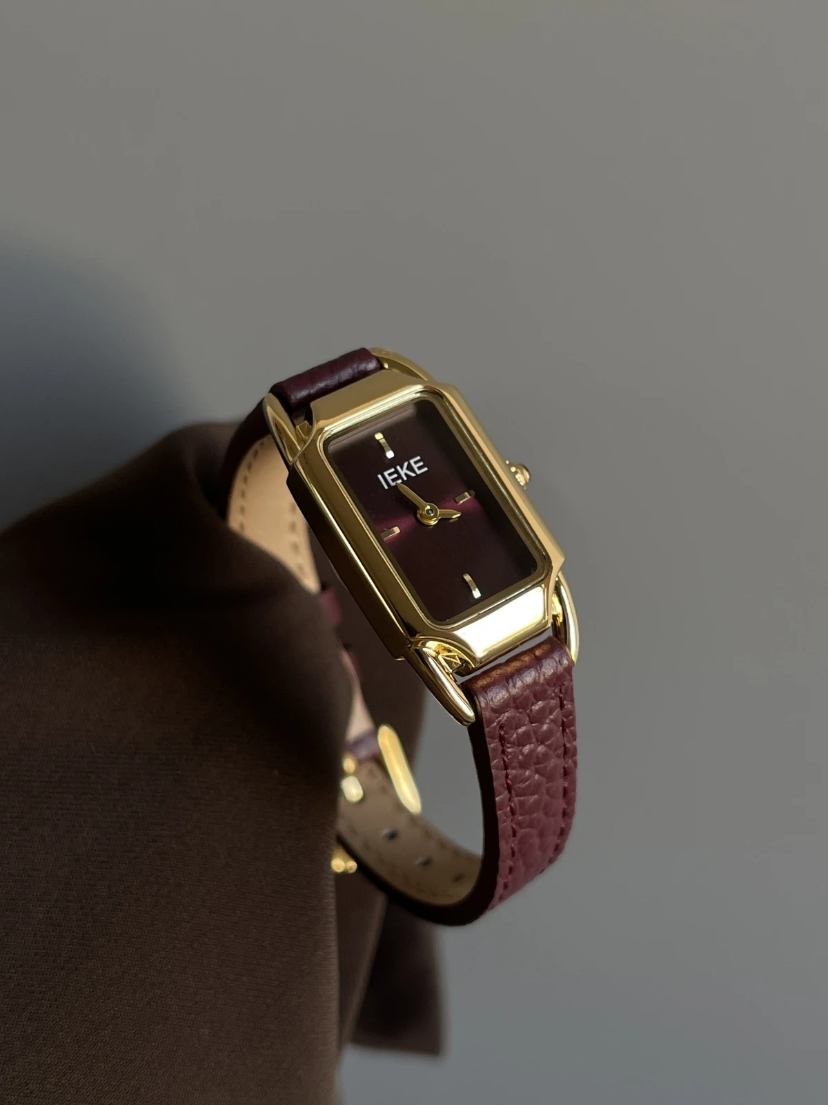 New Red Women'S Watch, Stylish And SophisticatedWith A Round, Small Dial And Delicate Quartz Movement.  A Compact Women'S Watch.