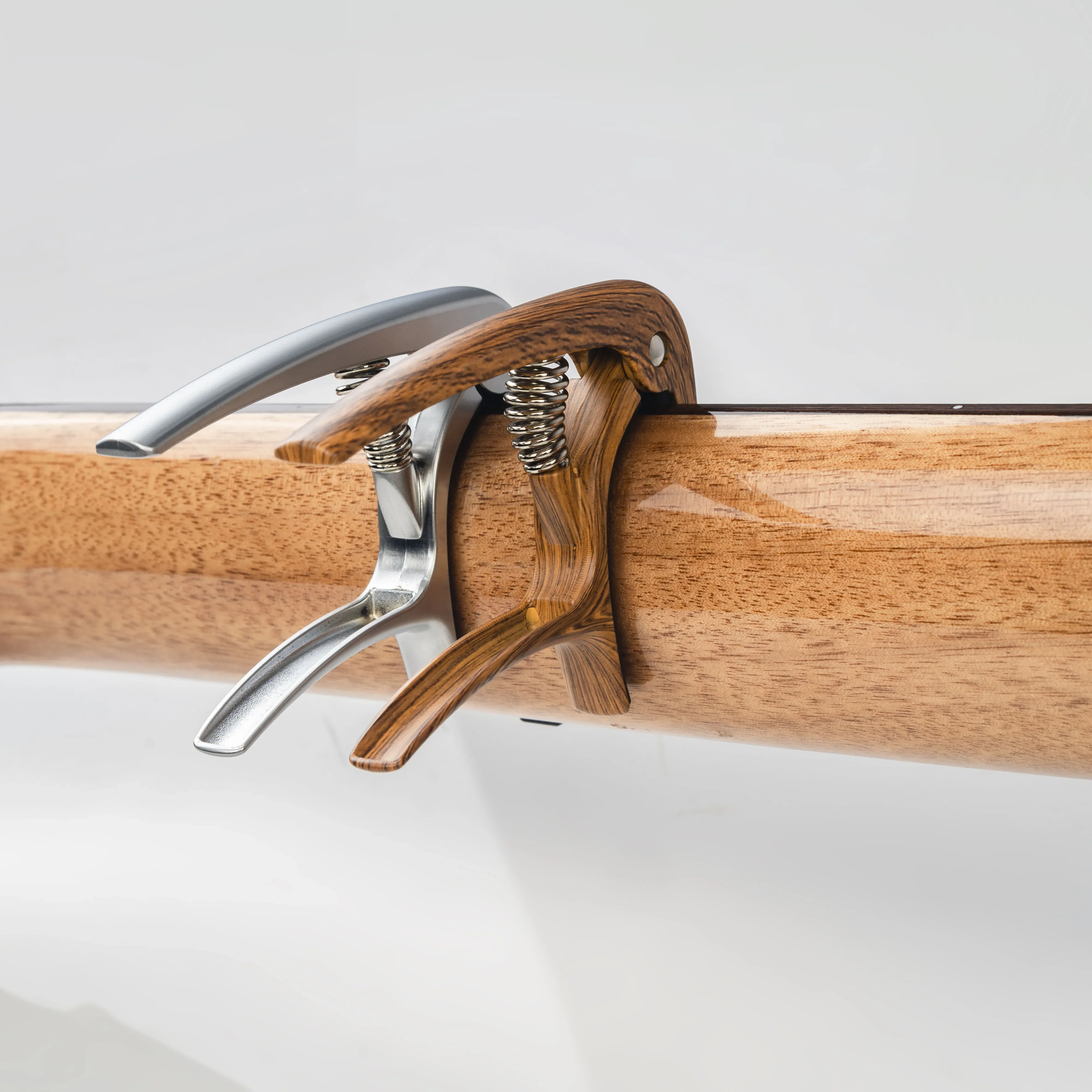 GUITTO GGC-04 Gitarren-Capo für akustische klassische E-Gitarre, universelles Zubehörteil, multifunktionale Stimmklemme aus Zinklegierung – Detail 9