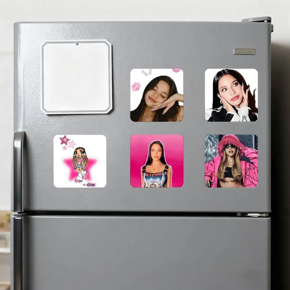 ملصقات مربعة مغناطيسية للثلاجة من Singer E-Emilia-Mernes - يمكن استخدامها لتزيين المنزل وهي تذكارات مثالية أو هدايا. #6