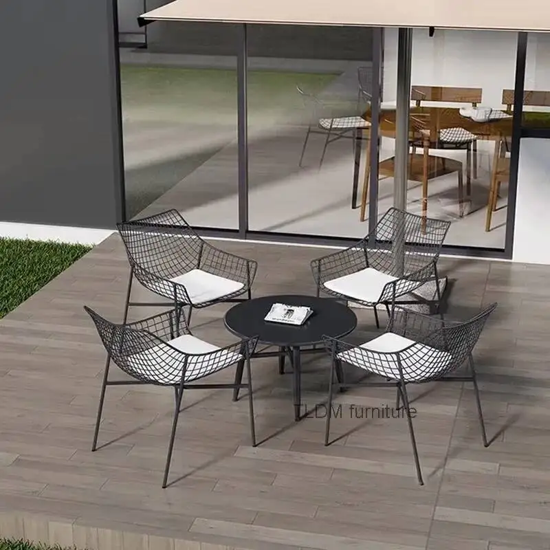 Koffie Eenvoudig tuinmeubilair voor achterwinkel Moderne holle stoelen Creatief commercieel metalen meubilair voor buitendak
