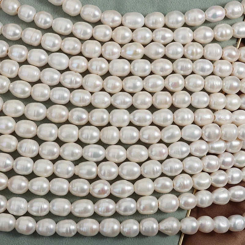 A strand of 9-10mm large-hole pearls with shallow threads, approximately 36-37cm long, containing 32 pieces.