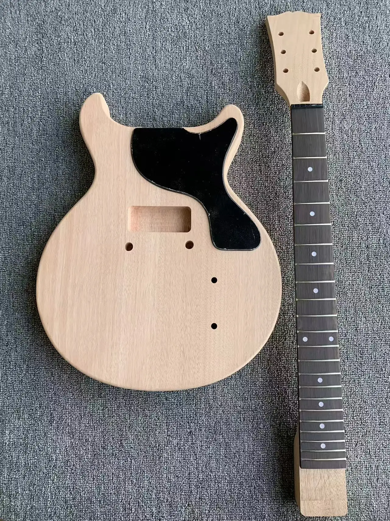 

Набор для самостоятельной сборки высококачественной электрогитары с 22 ладами