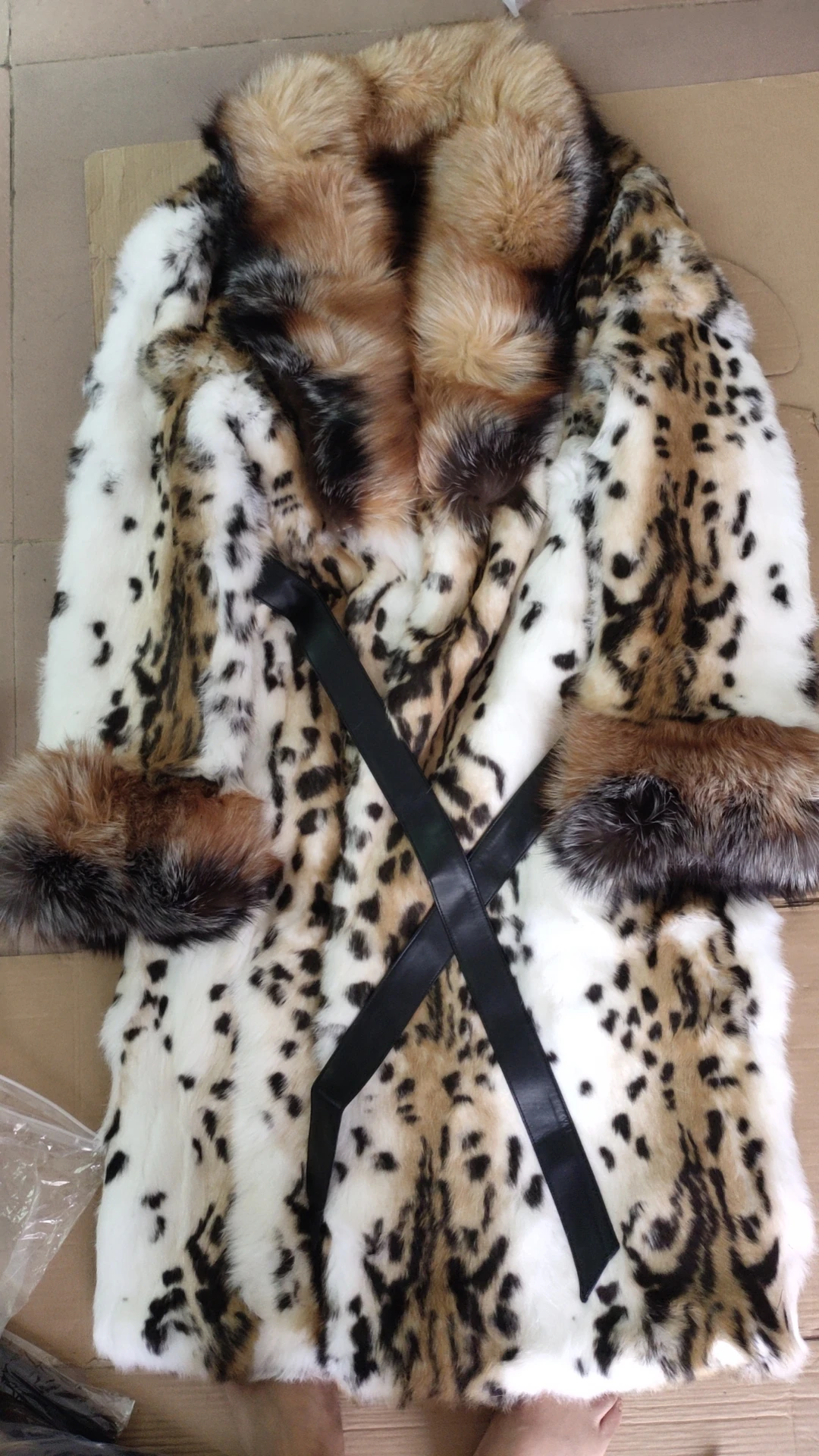 معطف فرو أرنب حقيقي للنساء سترة طويلة من الفرو مع ياقة كبيرة من فرو الثعلب وأكمام أساور عصرية ملابس الشارع