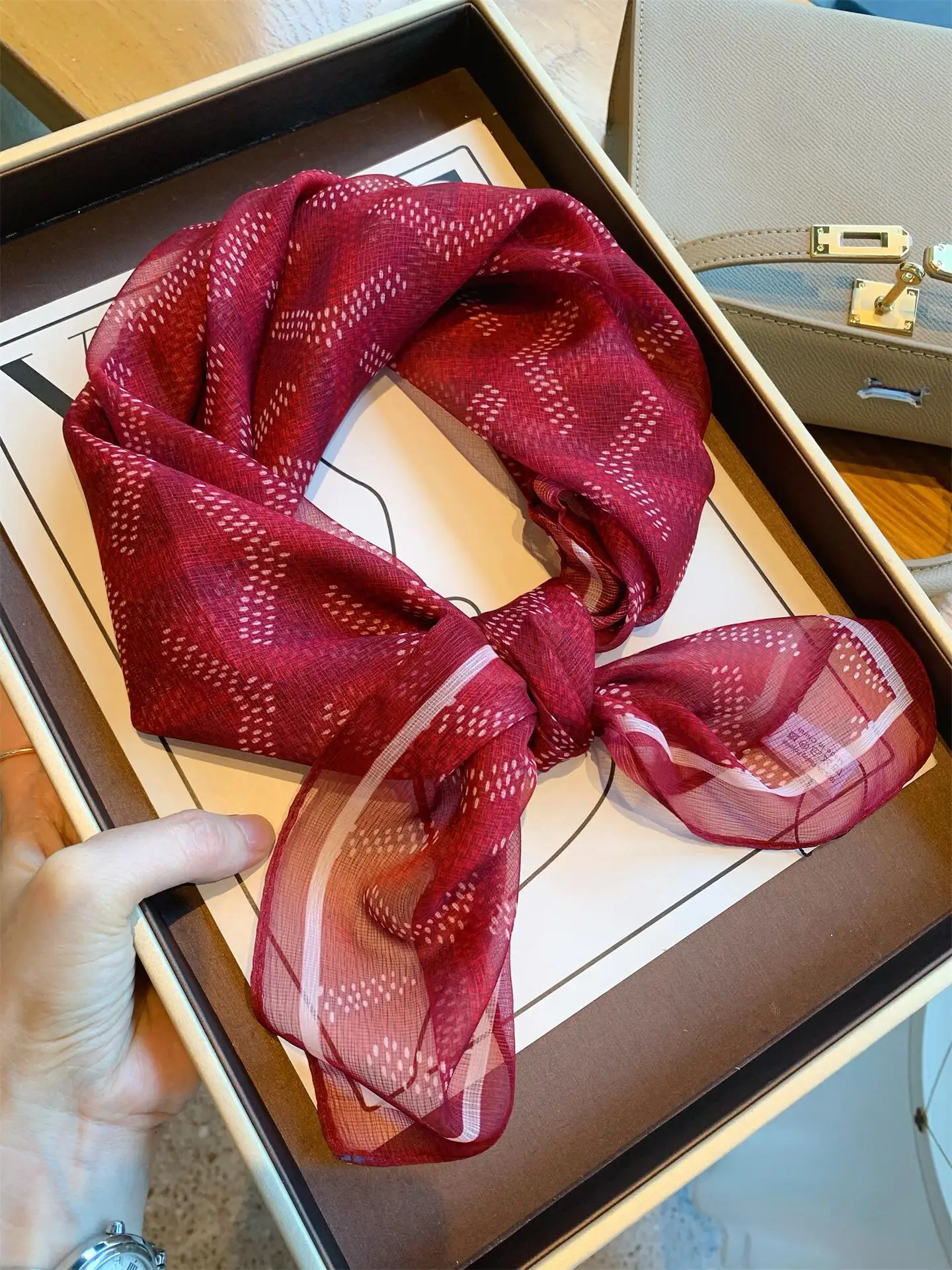 ele-vermelho-geometrico-fino-lenco-de-seda-feminino-primavera-outono-versatil-pequeno-lenco-quadrado-furador-decorativo-nerchief