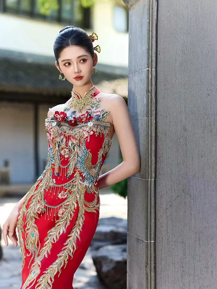 

Роскошное новое свадебное платье в китайском стиле с хвостом и нарядкой.