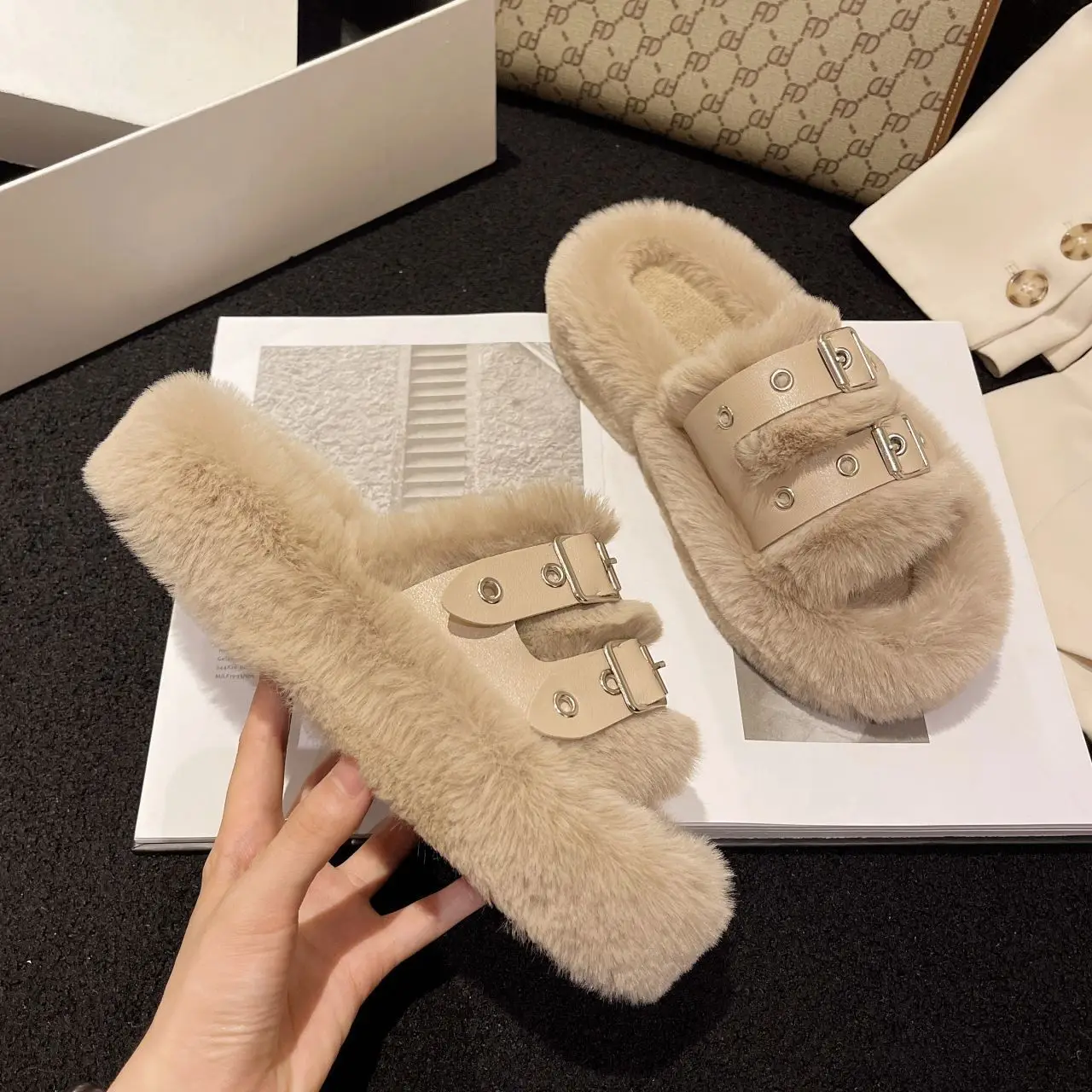 Women Fashion Warm Fluffy Slippers Cozy Faux Fur Indoor Floor Slides Flat Soft Furry Ladies Female Celebrities Flip Flops