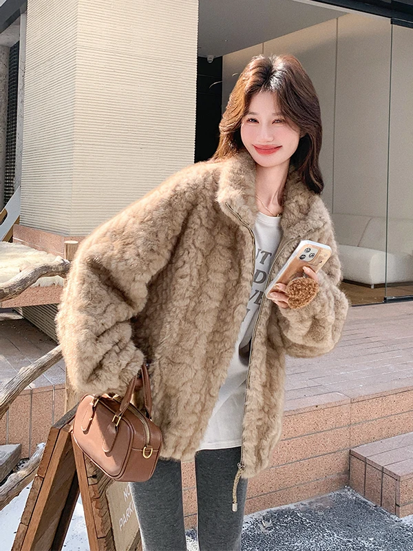 Damska kurtka z ciepłego futra jagnięcego, nowoczesny, luźny krój, zapinana na zamek, stójka, płaszcz ze skóry ekologicznej i futra.