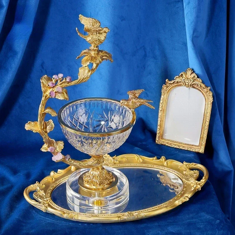絶妙な職人技の陶磁器の台座、アンティークガラスのフルーツボウル、金色の鳥の装飾が施された高足のフルーツボウル