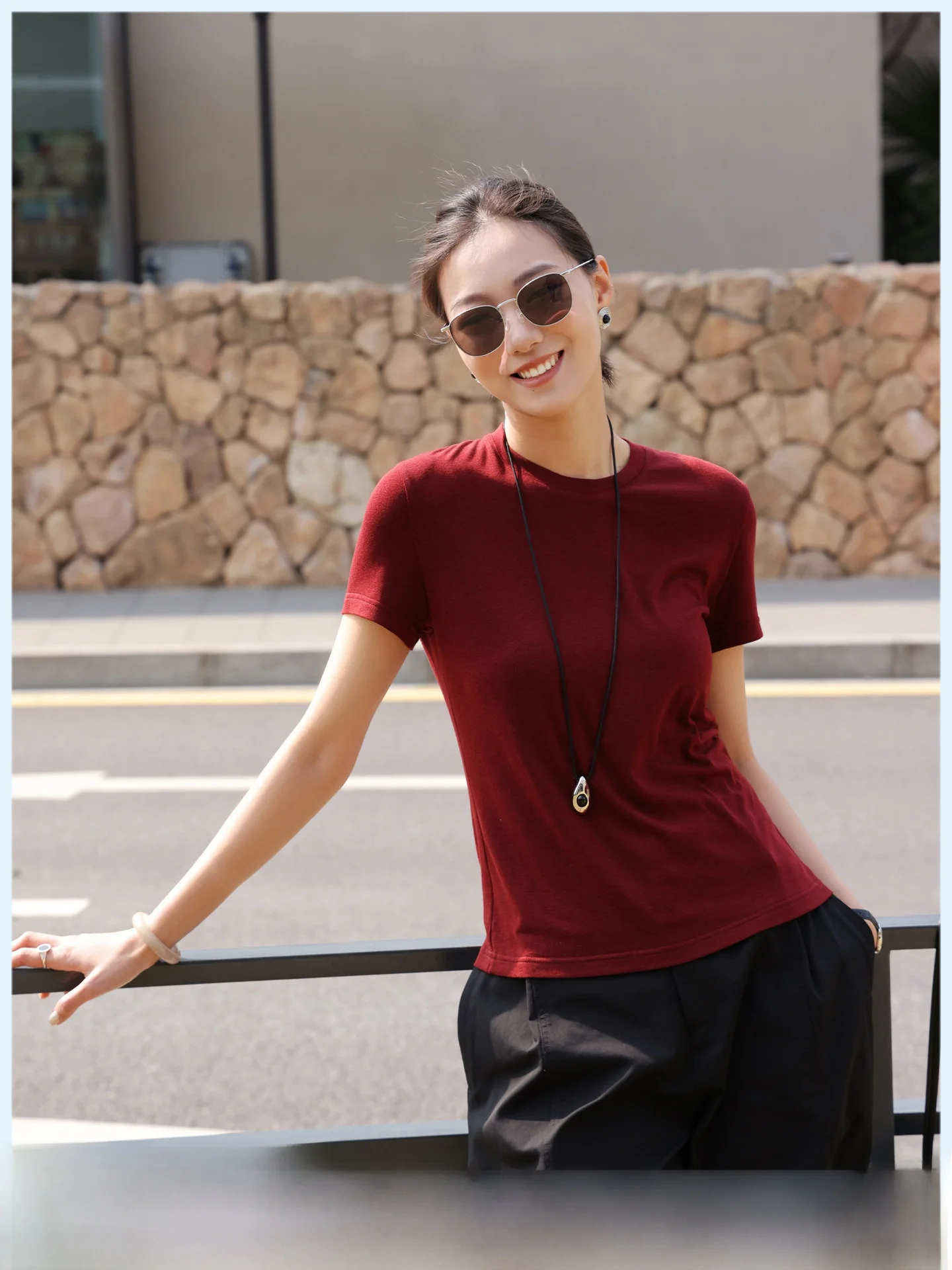 

Женская футболка Slim Fit с круглым вырезом и коротким рукавом, летняя новинка, однотонная, из лиоцелла, дышащая, комфортная, повседневная.