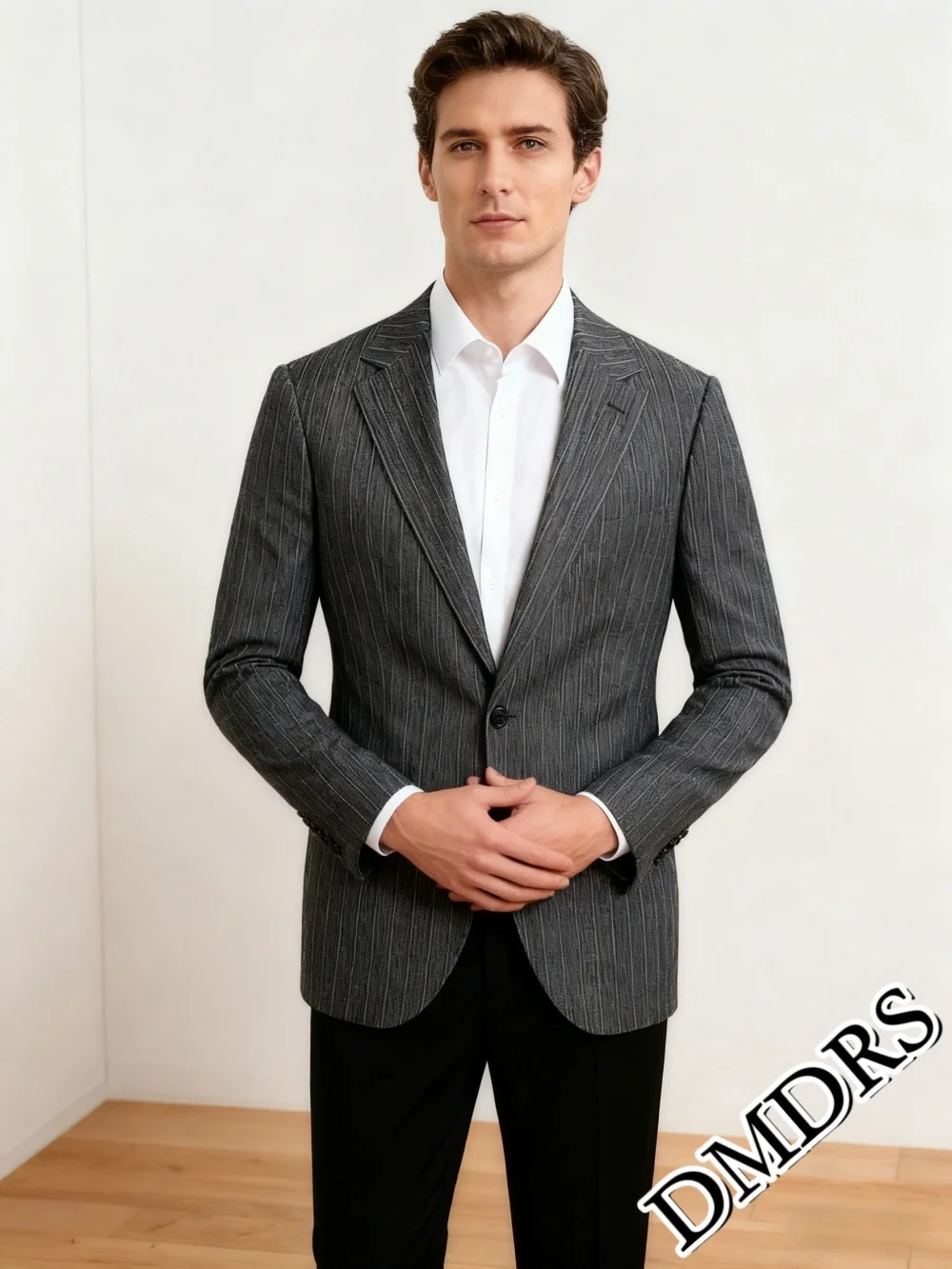

Изысканный мужской костюм в полоску из 2 предметов на свадьбу. Элегантный однобортный костюм, включая пиджак, черные брюки для вечеринки. Классический костюм.