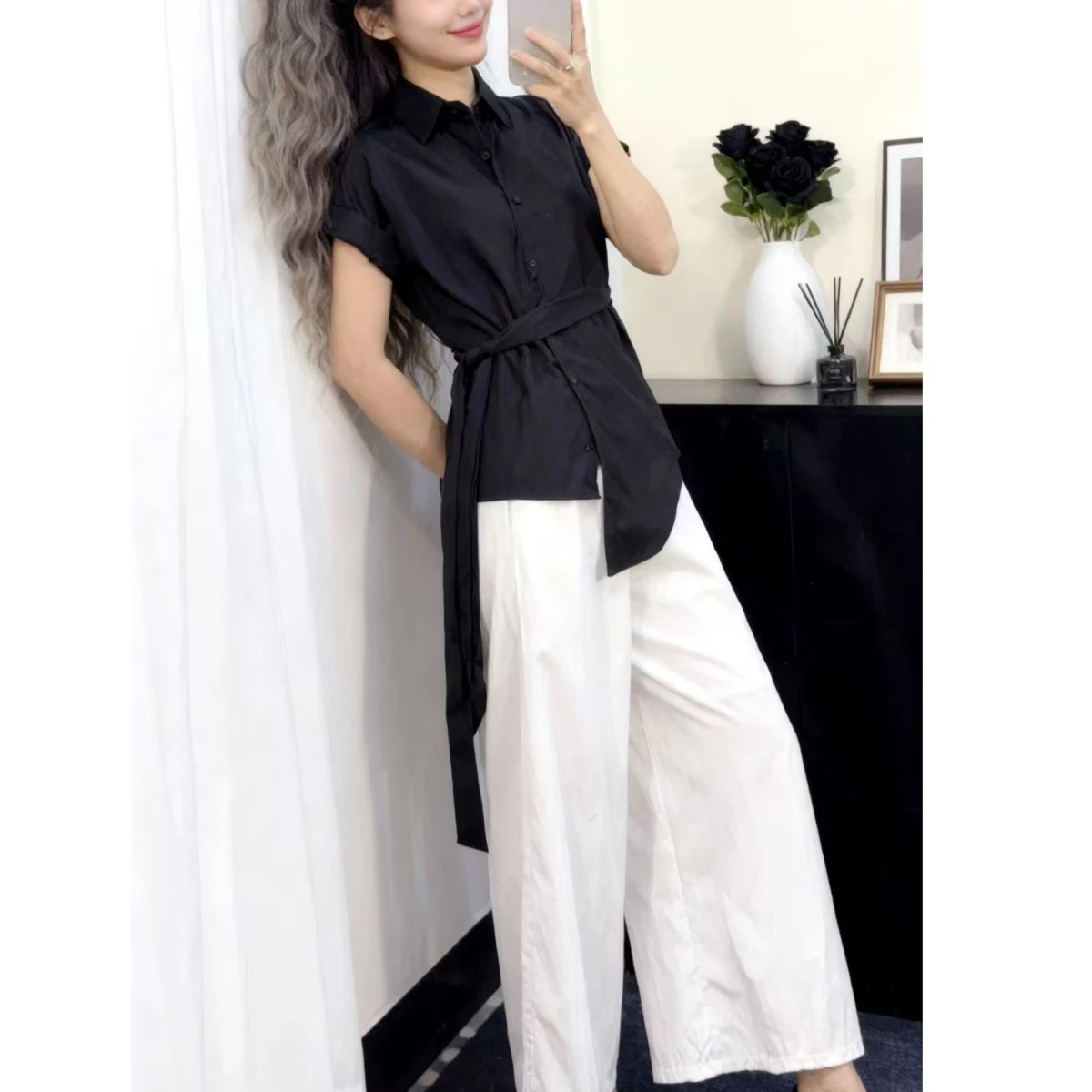 

Повседневная черная рубашка с коротким рукавом, женская модная рубашка в корейском стиле с манжетами на талии, летний новый стиль, универсальный дышащий топ