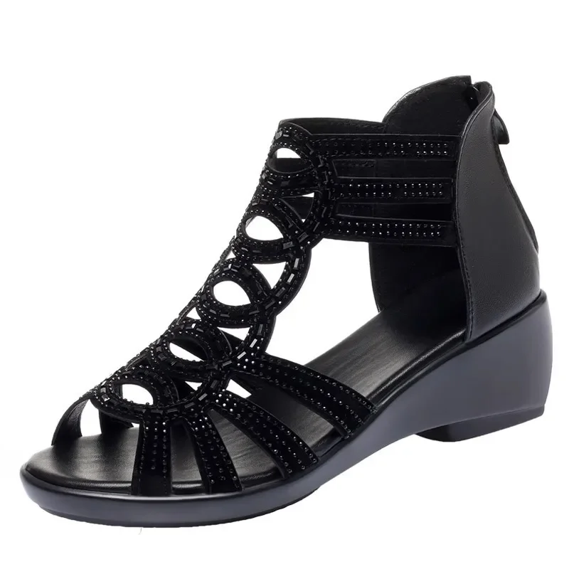 صنادل نسائية بنعل عريض 2025 صنادل رومانية مجوفة مريحة للصيف جديدة أحذية أنيقة بكعب منخفض للنساء موضة Zapatos De Mujer