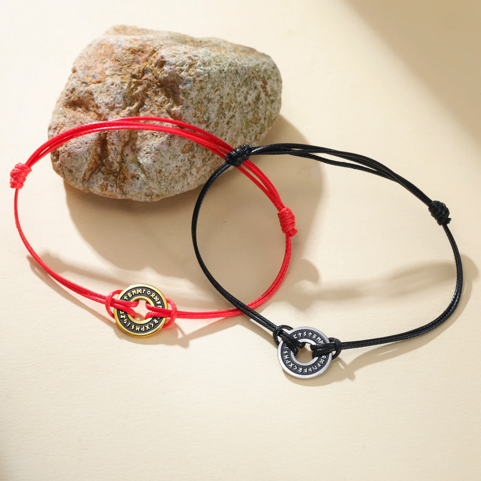 Skyrim Nordische Runen Rundes Charm-Armband für Damen und Herren, Verstellbares Seil-Armband, Amulett, Schutzamulett, Elder Futhark Schmuck, Geschenk