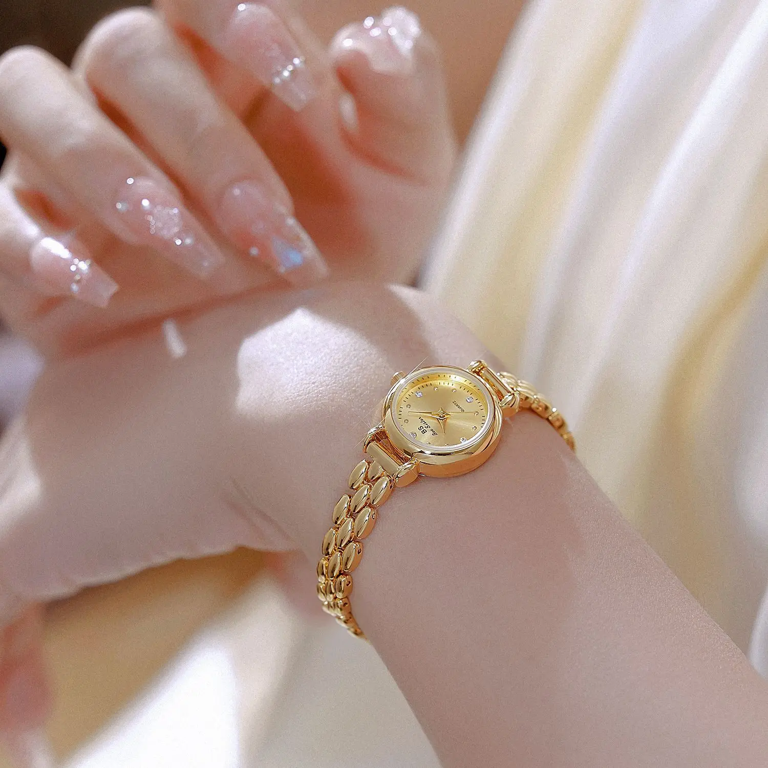Elegant women's wristwatch understated luxury minimalist retro gold and silver watchsmall chain watchsophisticated women's watch
