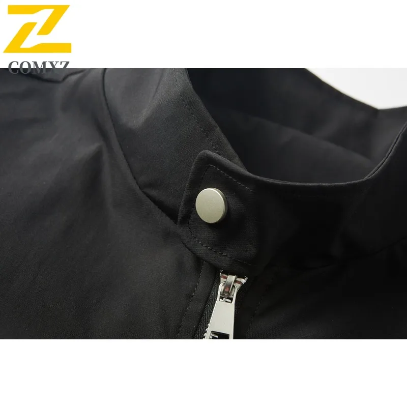 COMXZ 2025 الرجال الوقوف طوق سترة عادية الرياضة في الهواء الطلق تنوعا معطف الخريف جديد وصول موضة الشارع نمط سترة واقية #3