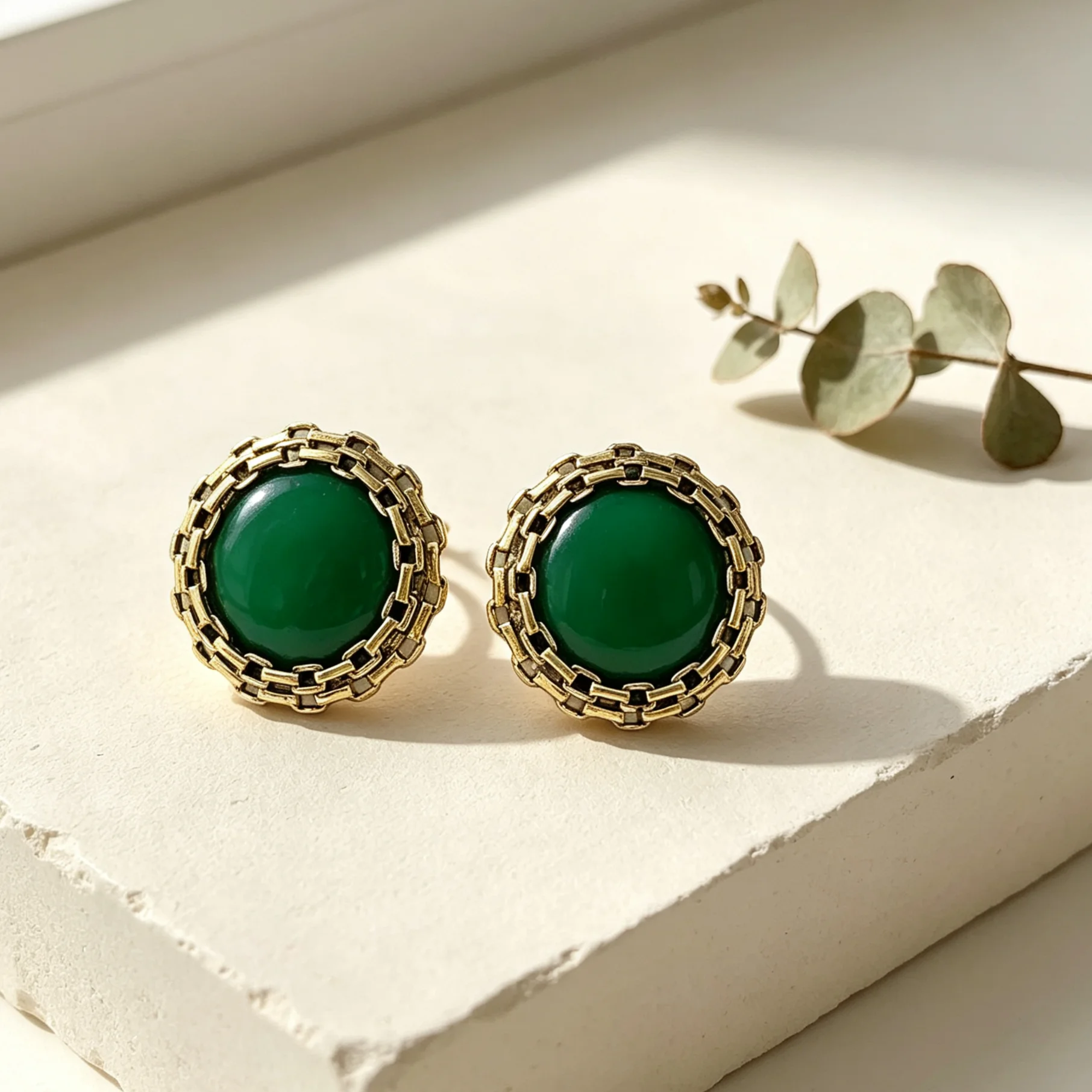Vintage Chain Gold Frame Round Stud Earrings Elegant Green Gem Inlay Ear Jewelry Daily Office Party Wear Accessories for Women